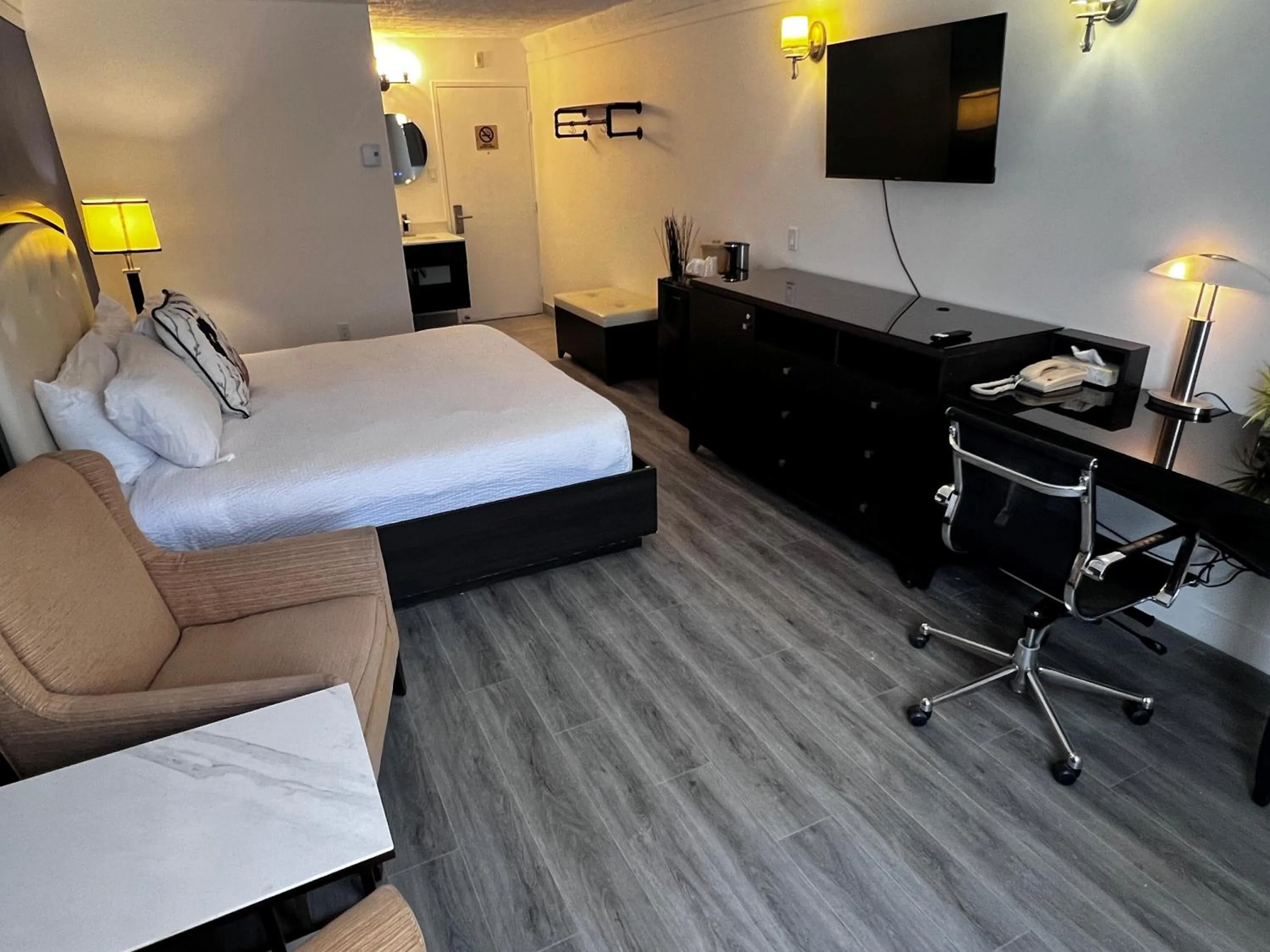 Bed in Travelodge by Wyndham Drummondville