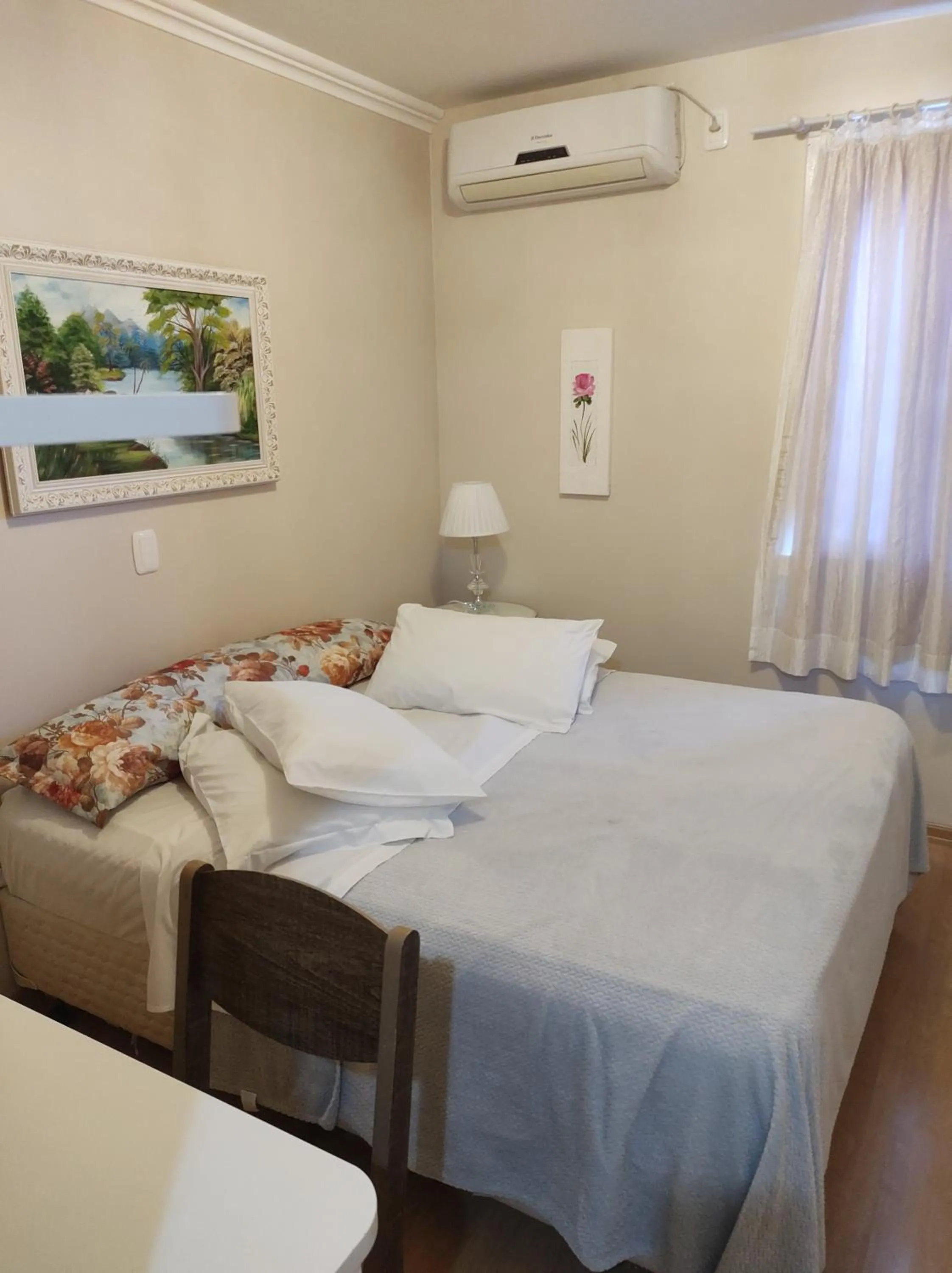 Bed in Hotel Imigrantes