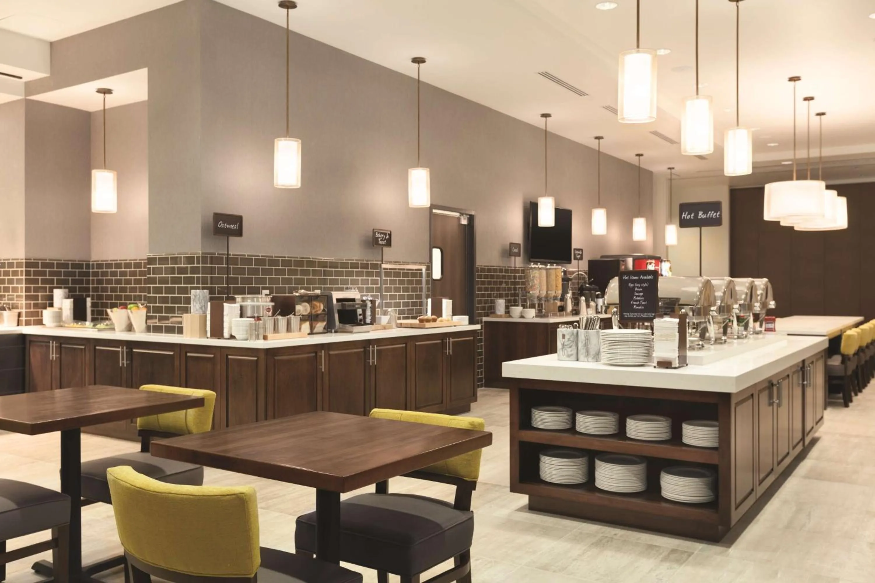 Dining area in Embassy Suites Portland/Hillsboro