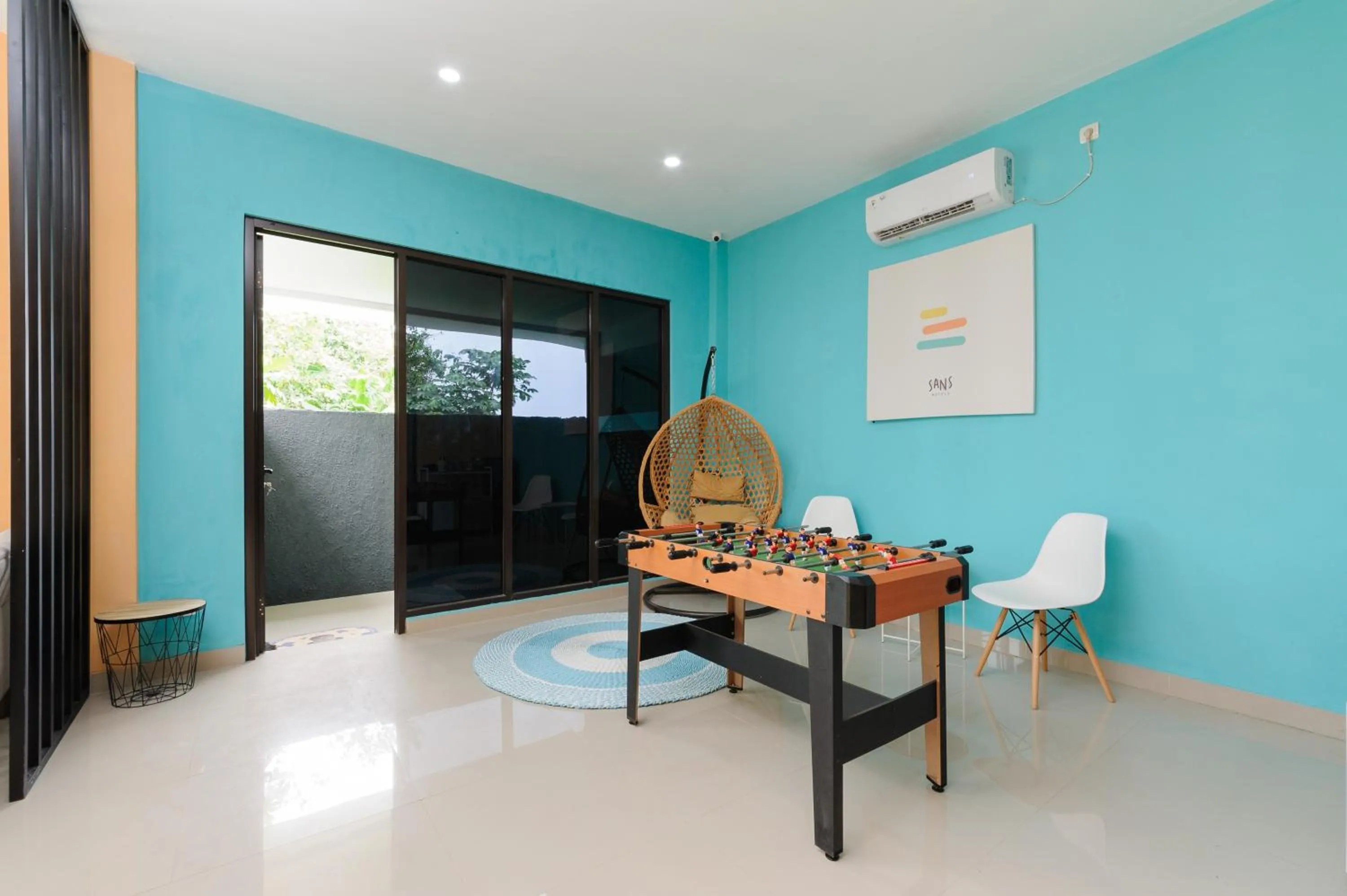 Seating area in Sans Hotel Cibanteng Dramaga Bogor