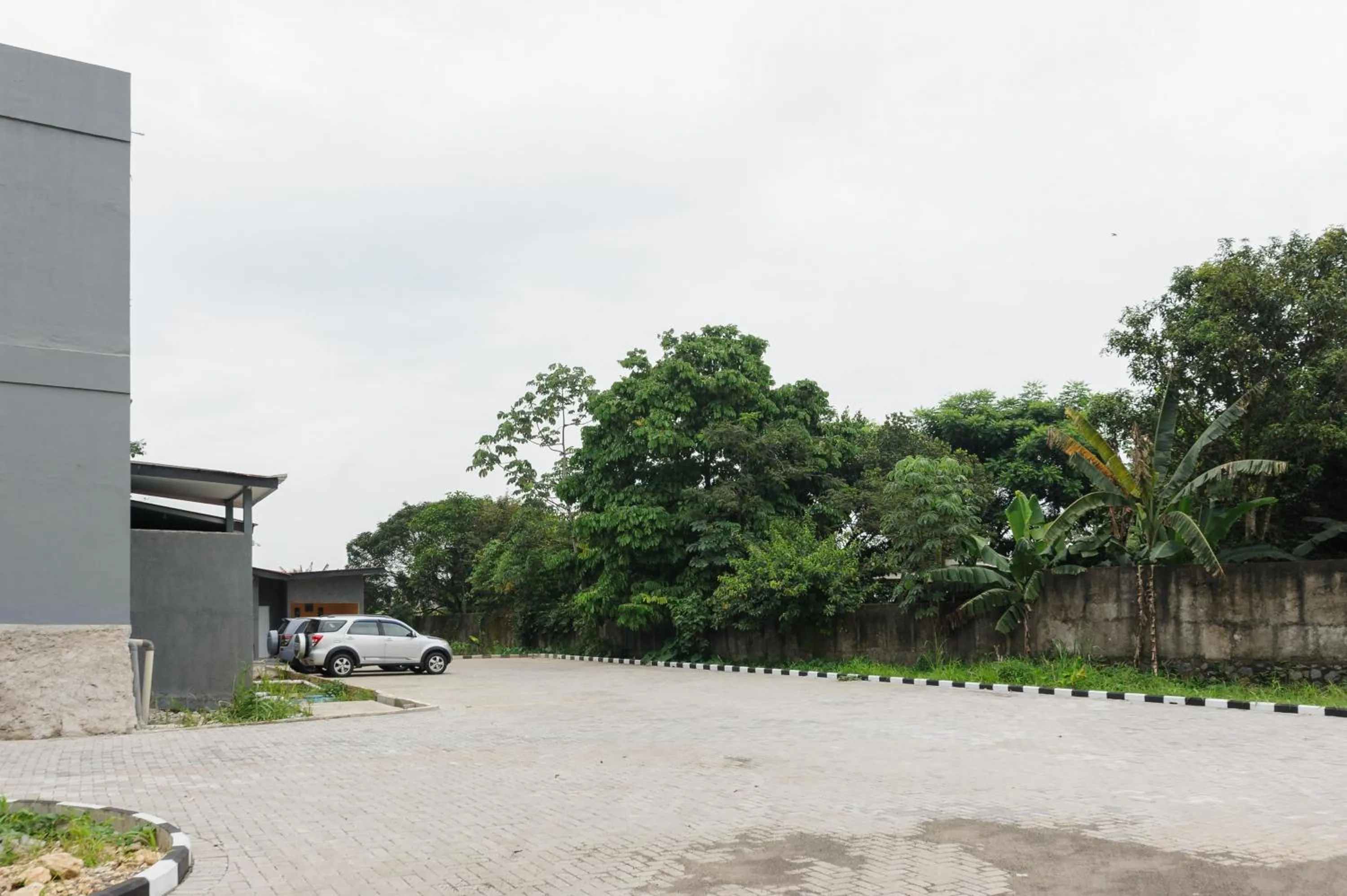 Parking in Sans Hotel Cibanteng Dramaga Bogor