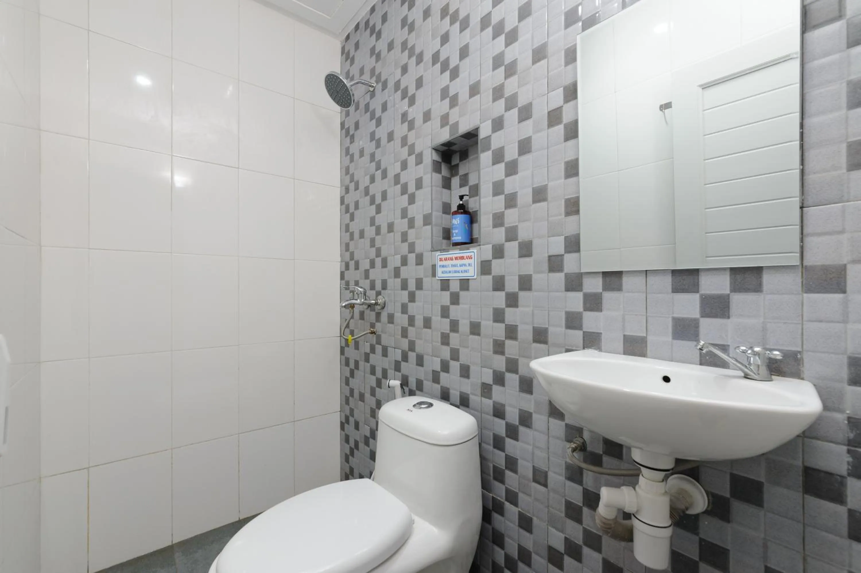 Bathroom in Sans Hotel Cibanteng Dramaga Bogor