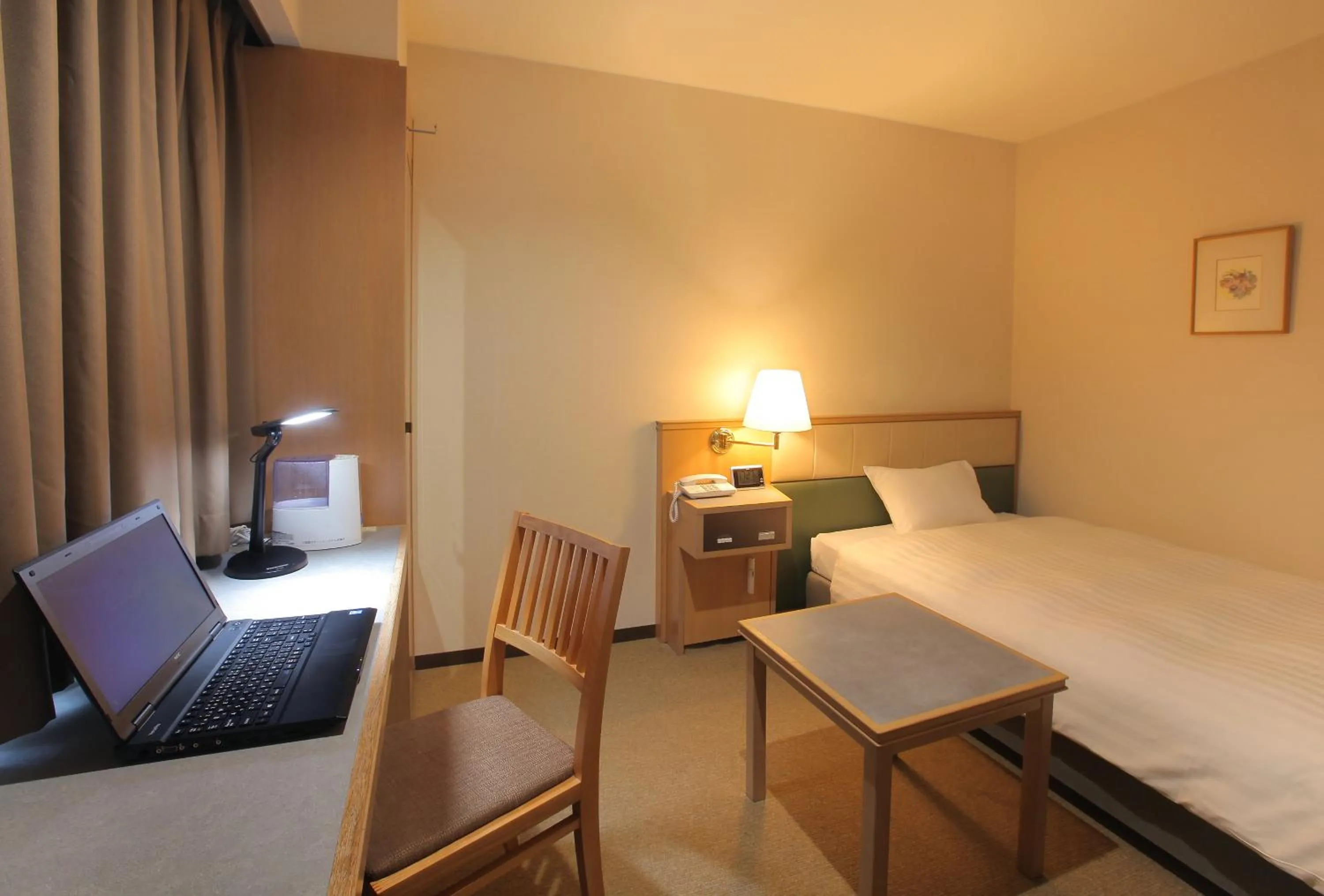 Photo of the whole room, Bed in Odakyu Station Hotel Hon-Atsugi