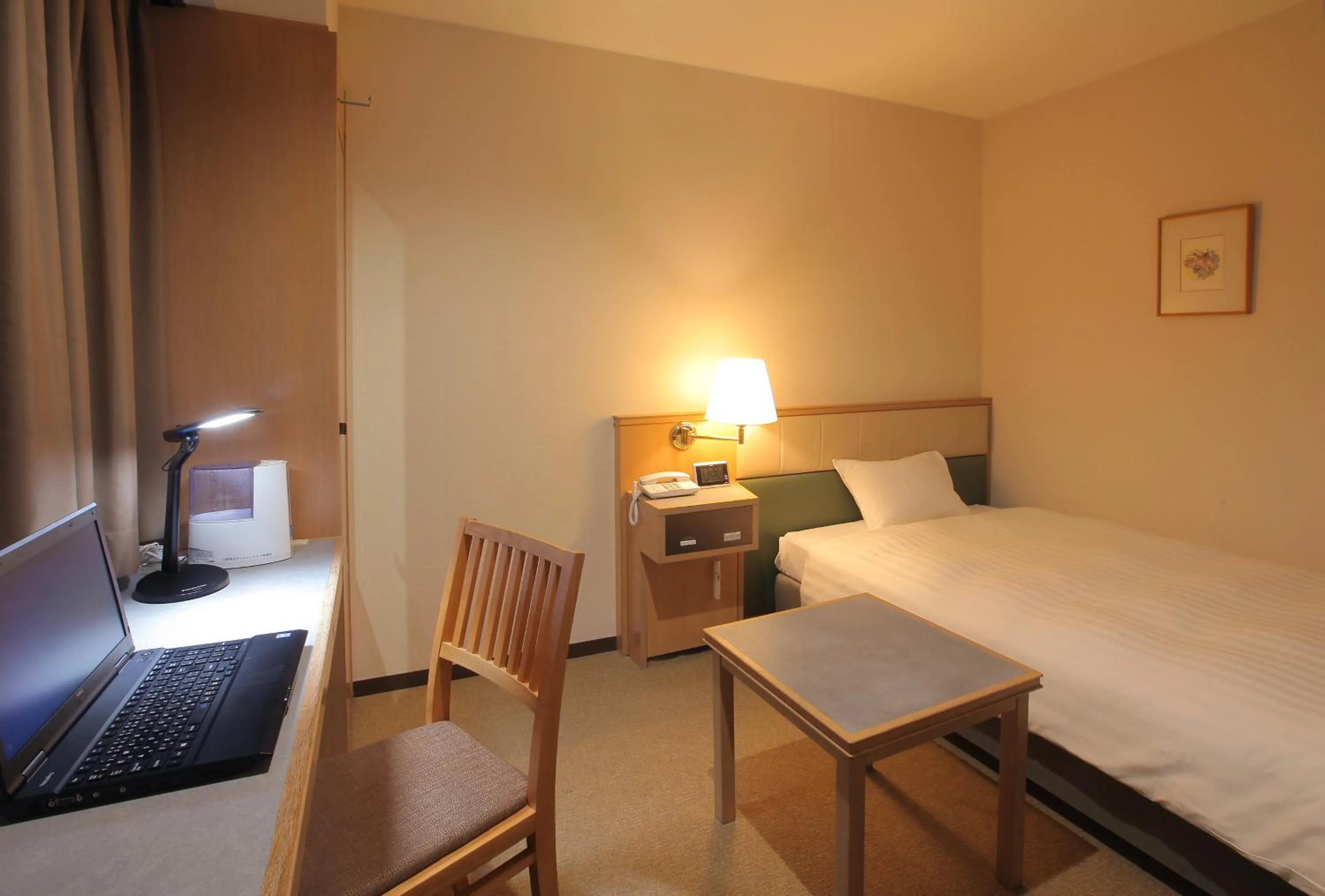 Photo of the whole room, Bed in Odakyu Station Hotel Hon-Atsugi