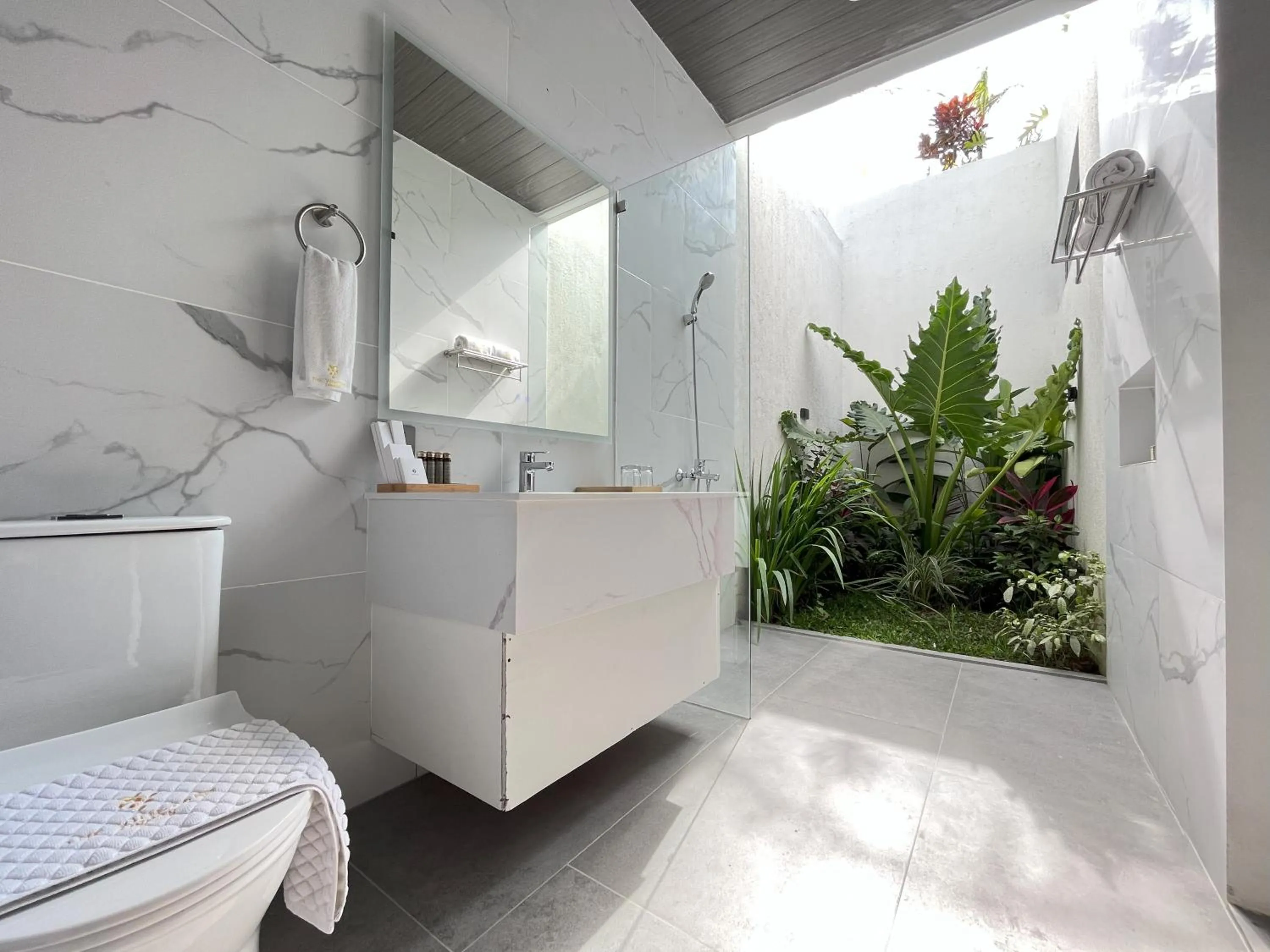 Shower in The Vineyard at Tanauan