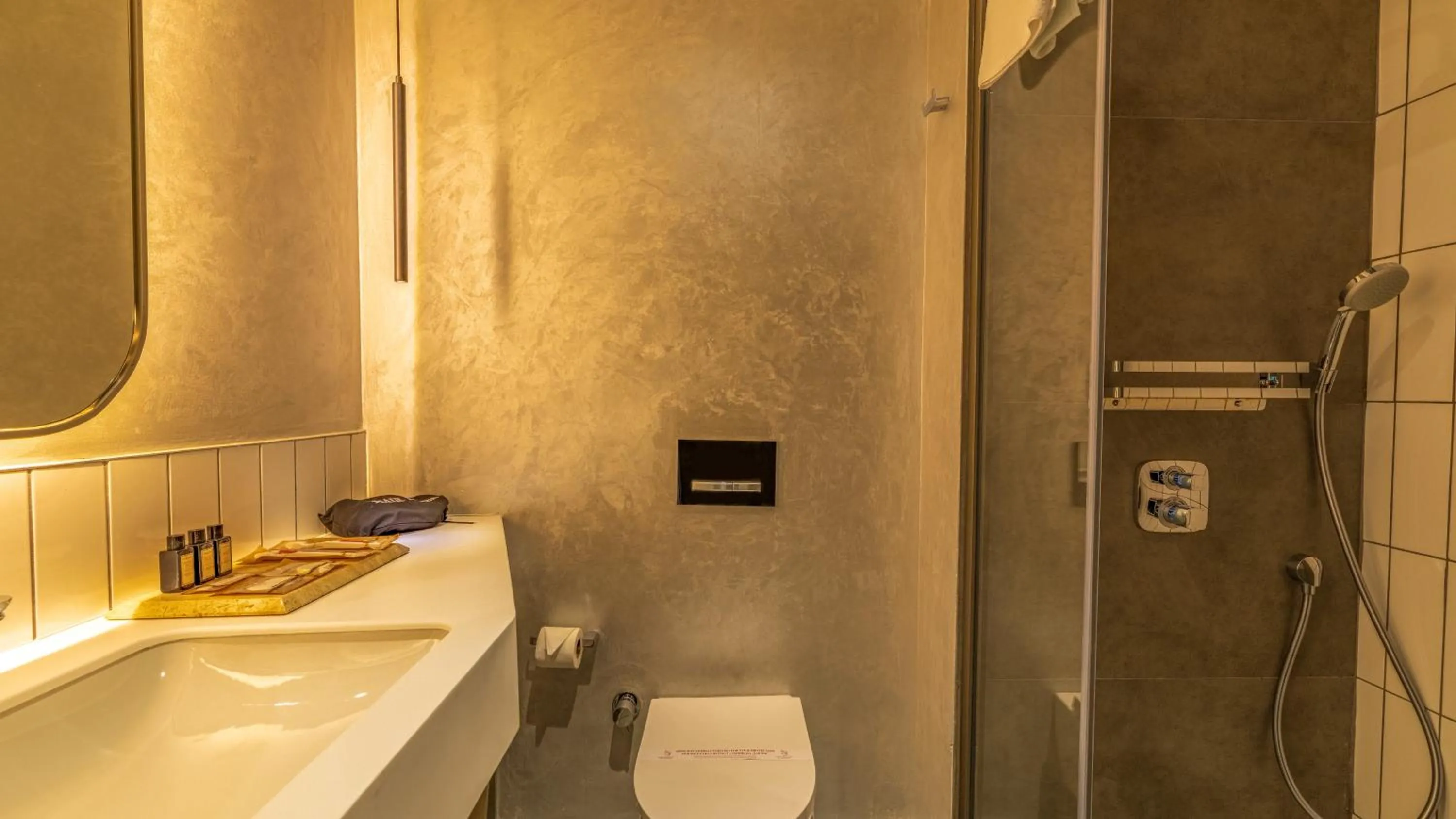 Shower in Four Hills Hotel