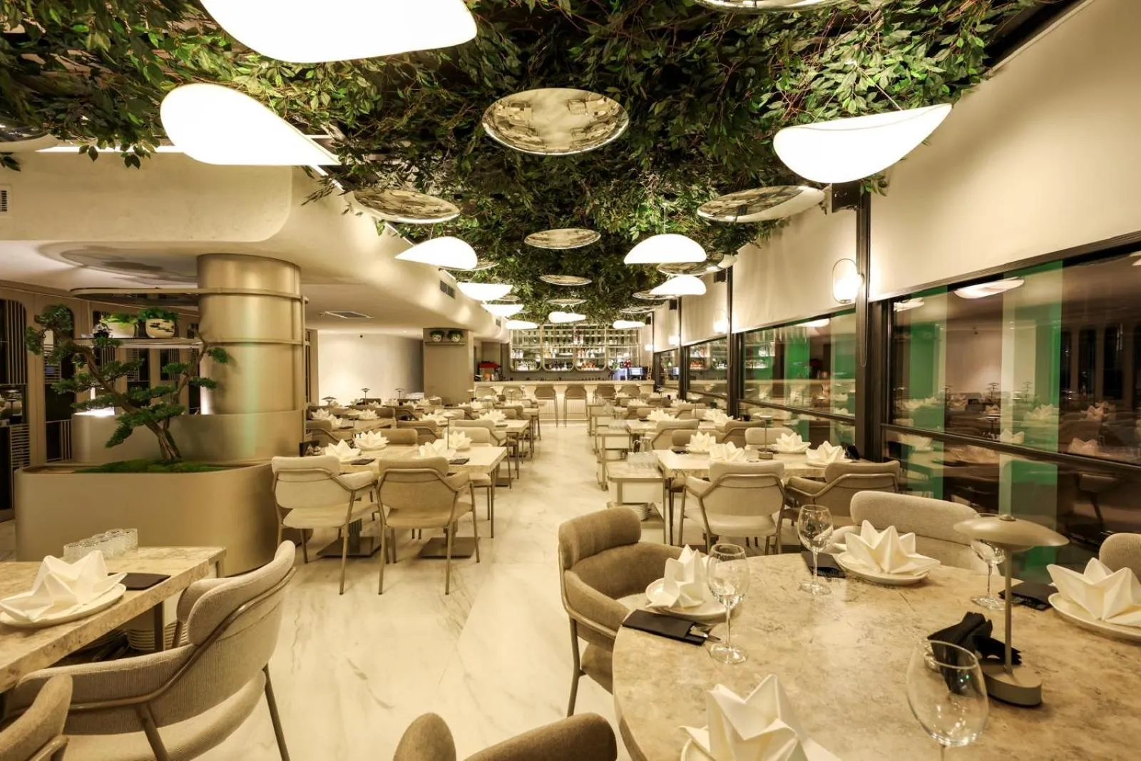 Restaurant/places to eat in Four Hills Hotel