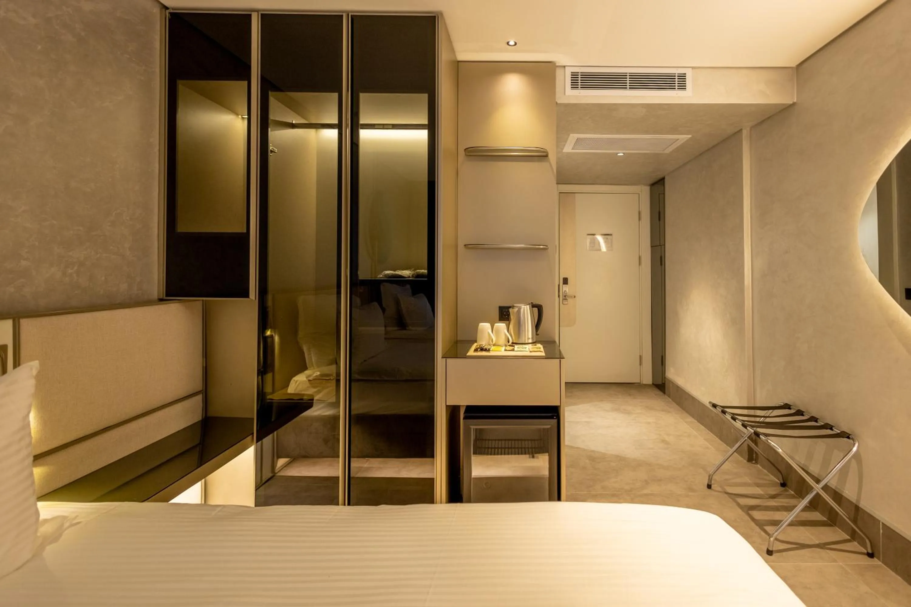 wardrobe, Bed in Four Hills Hotel