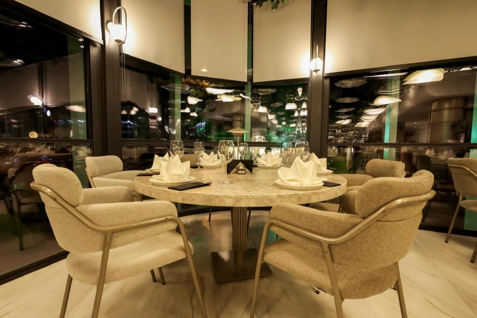 Restaurant/places to eat in Four Hills Hotel