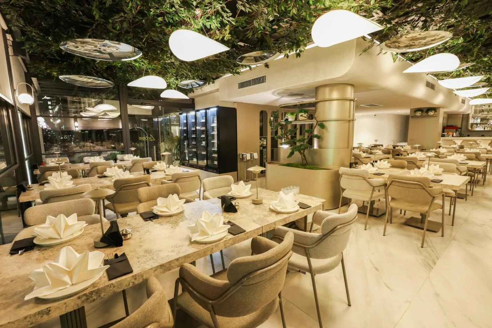 Restaurant/places to eat in Four Hills Hotel