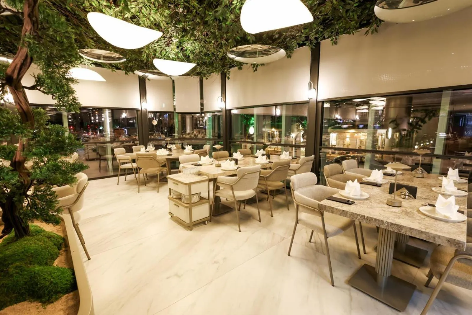 Restaurant/places to eat in Four Hills Hotel