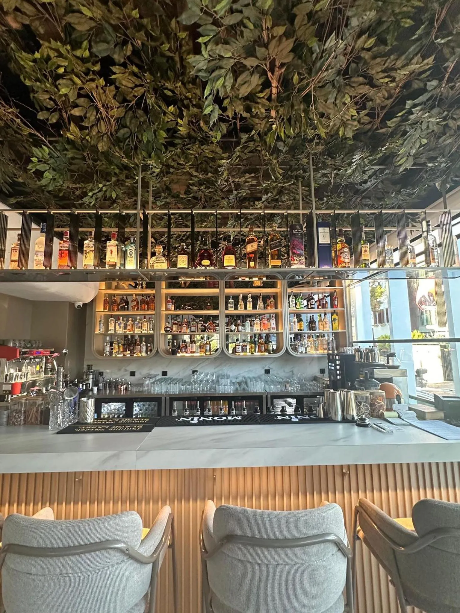 Restaurant/places to eat in Four Hills Hotel