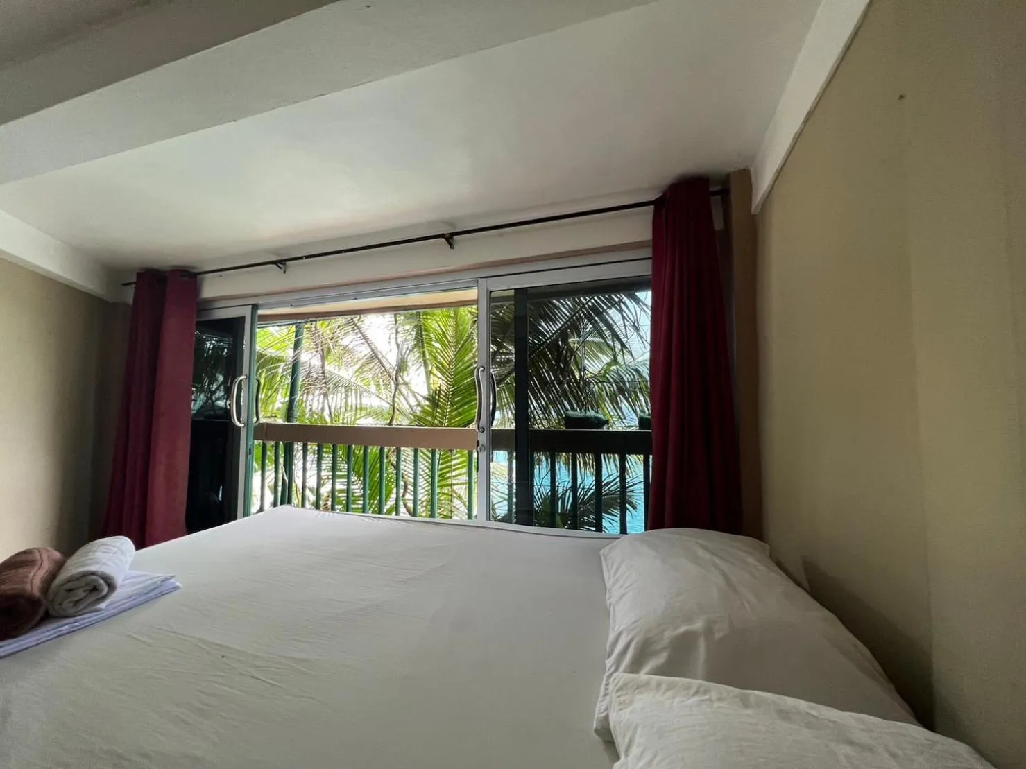 Bed in Hin Wong Apartments Dive & Snorkel Resort