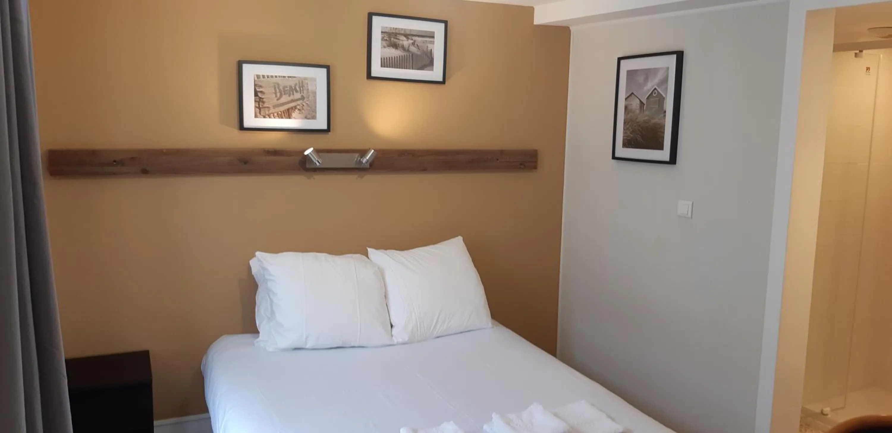 Bed in Hôtel Au Grand Duquesne