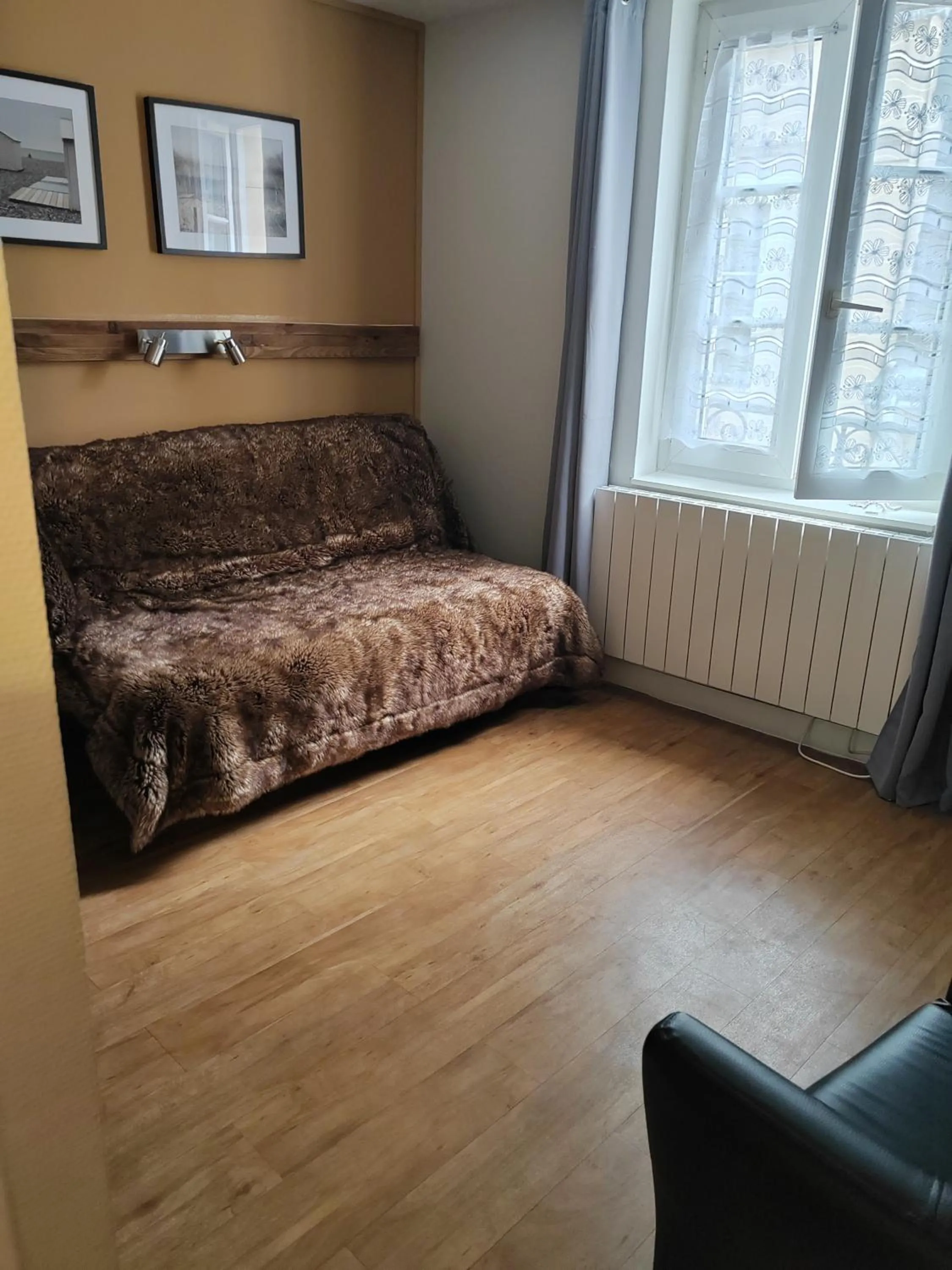 Seating area, Bed in Hôtel Au Grand Duquesne