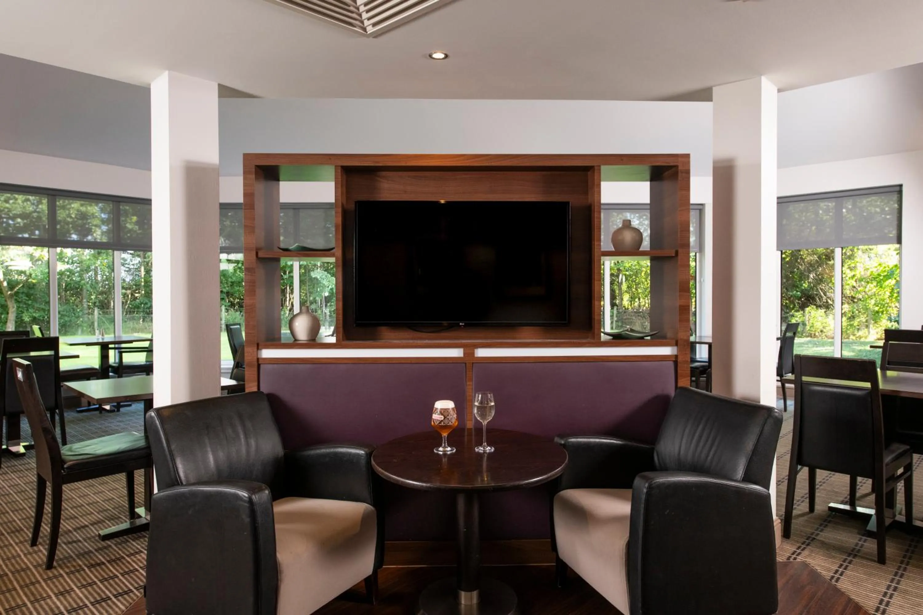 Lounge or bar in Holiday Inn Express Stirling by IHG