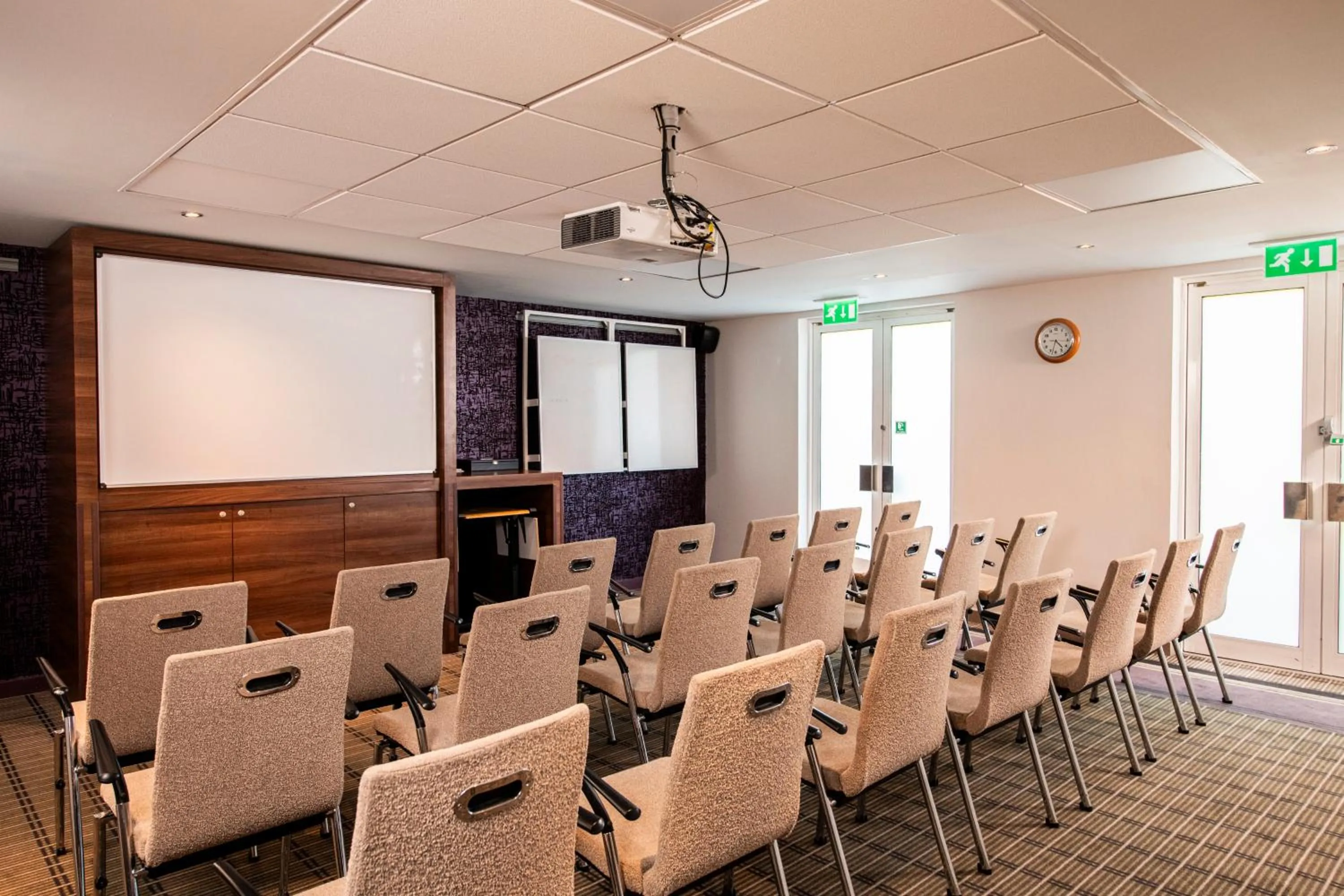 Meeting/conference room in Holiday Inn Express Stirling by IHG