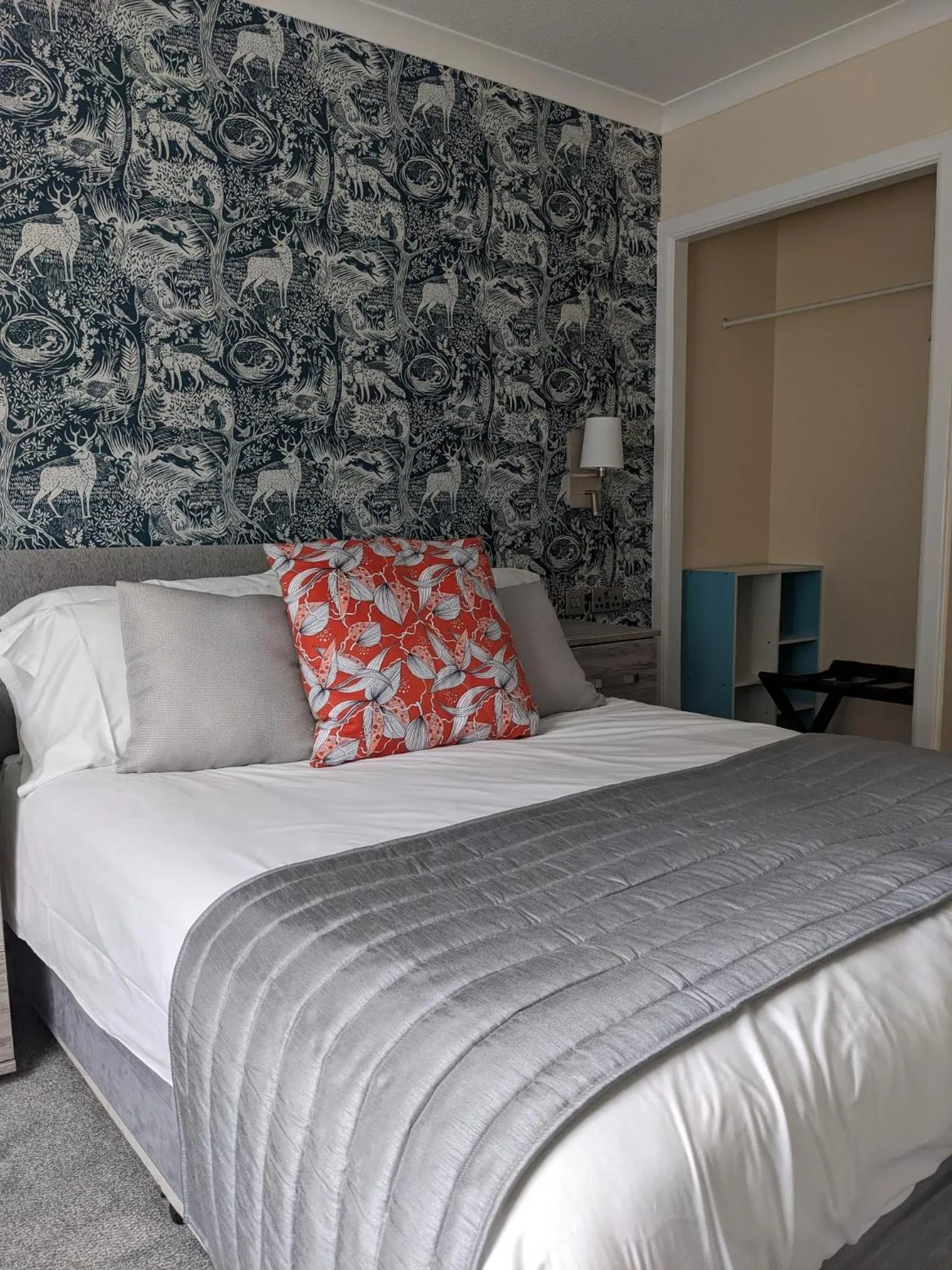 Bedroom, Bed in Loch Ness Drumnadrochit Hotel