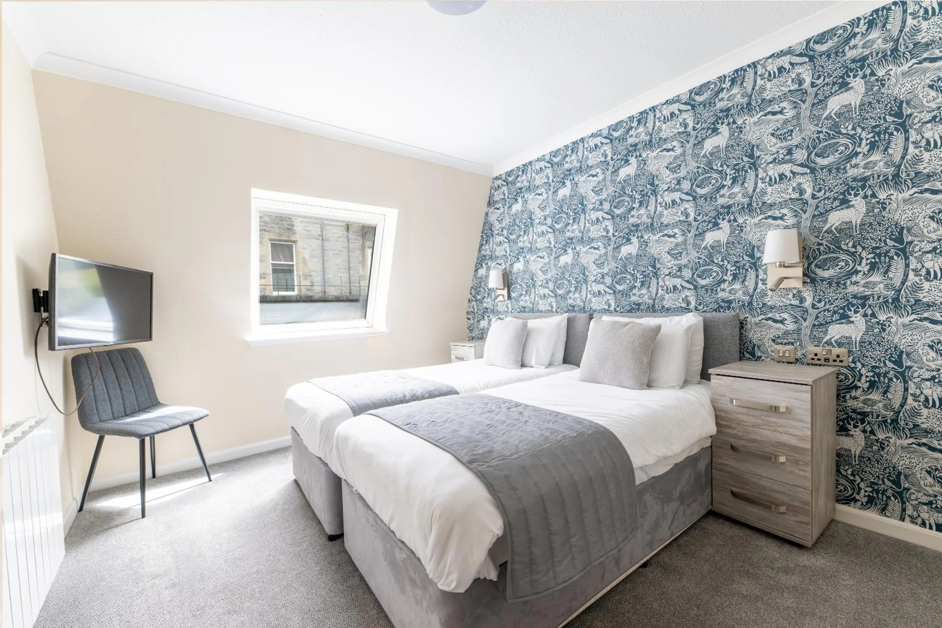 Bedroom, Bed in Loch Ness Drumnadrochit Hotel