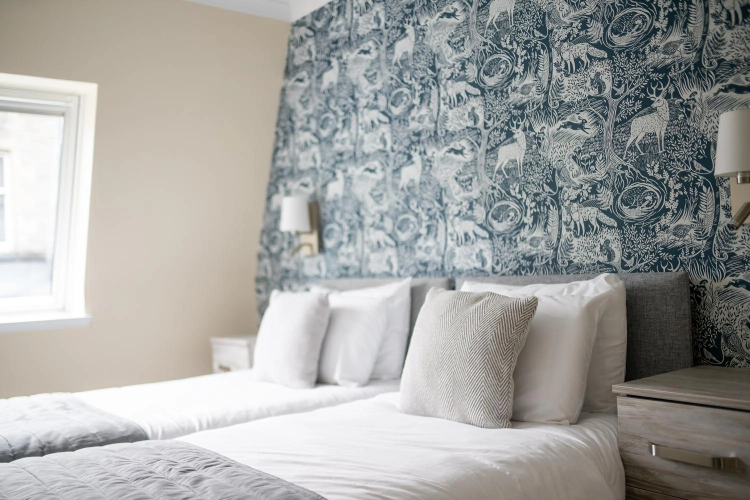 Bedroom, Bed in Loch Ness Drumnadrochit Hotel