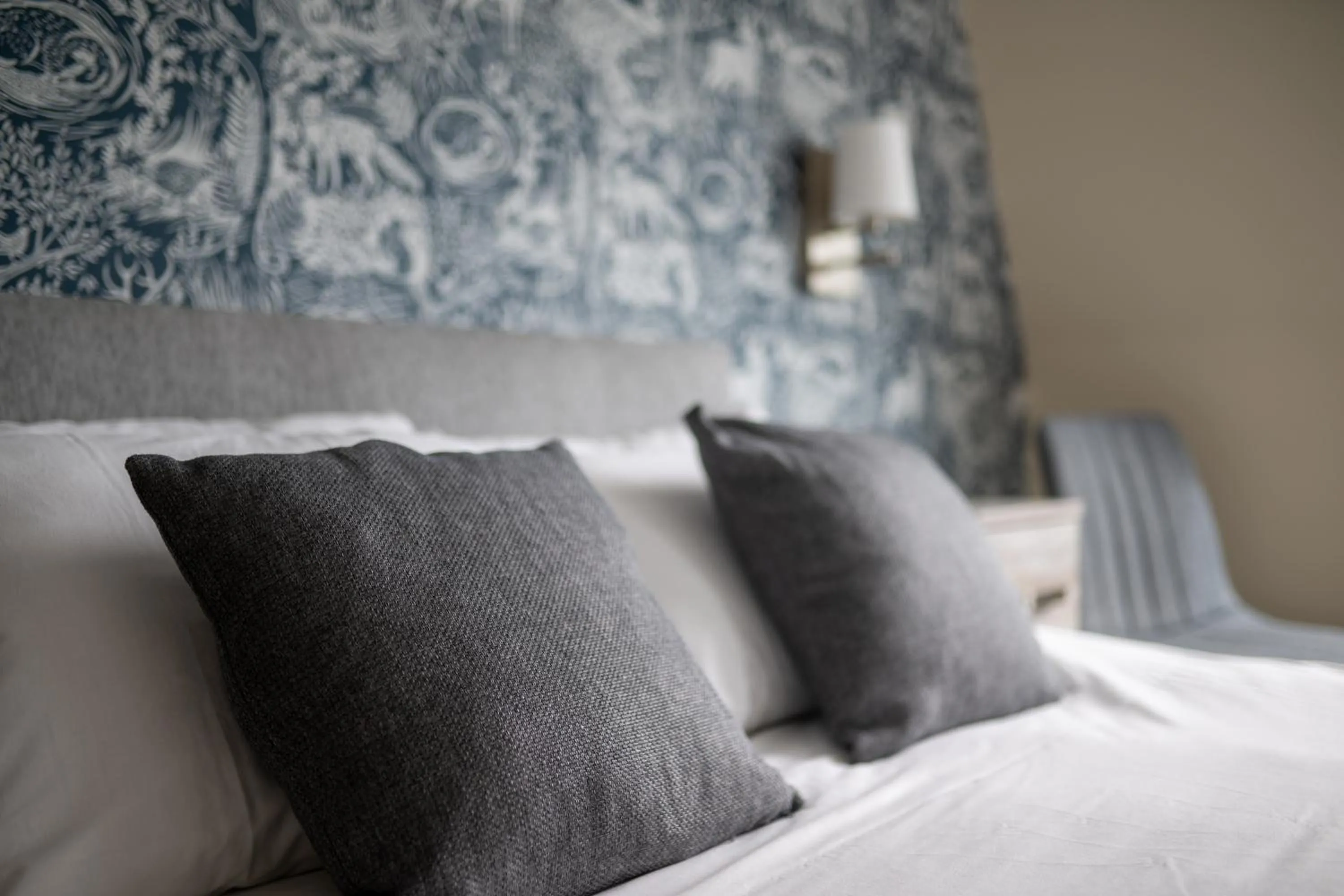 Bedroom, Bed in Loch Ness Drumnadrochit Hotel