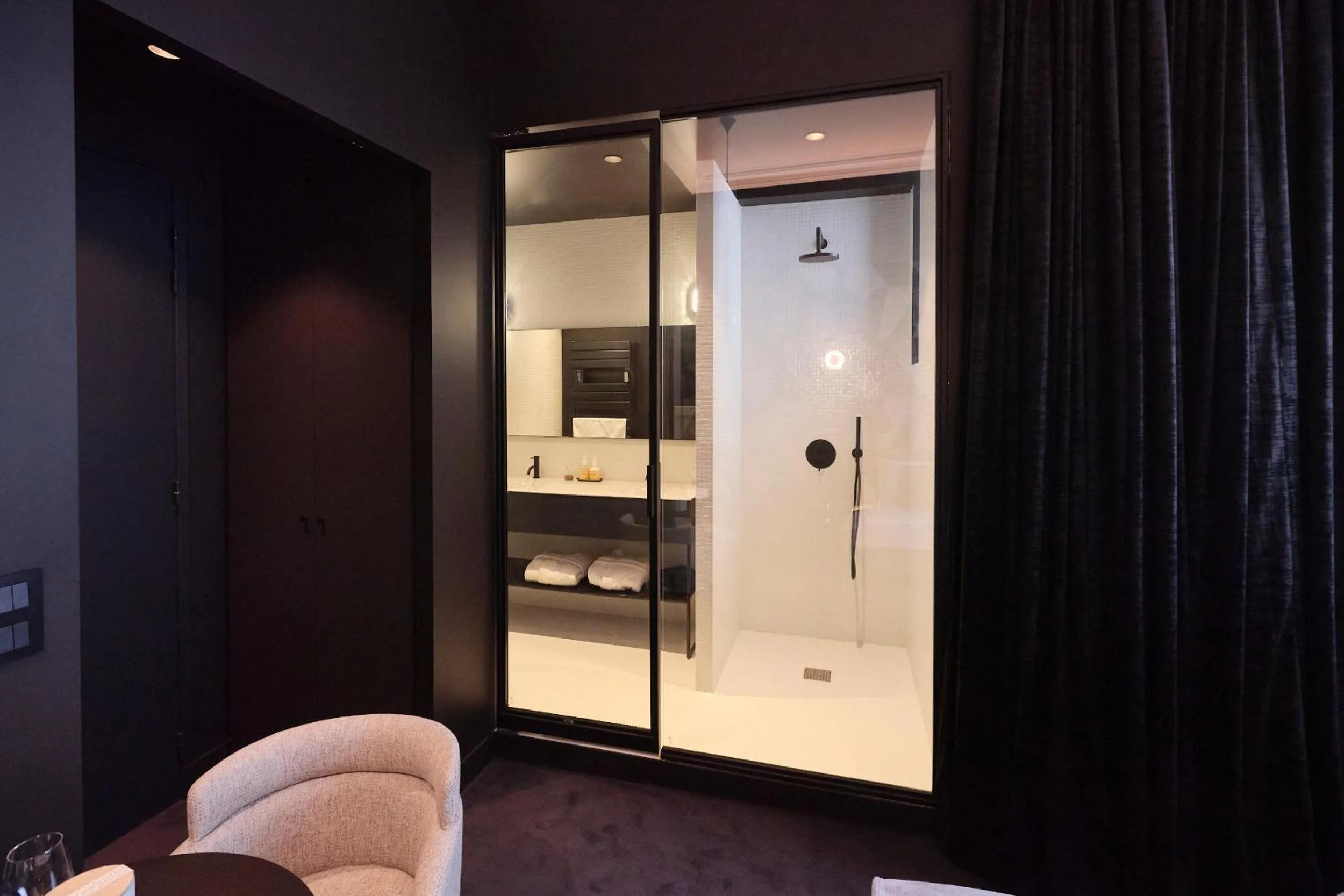 Shower in Maison Heym Bordeaux