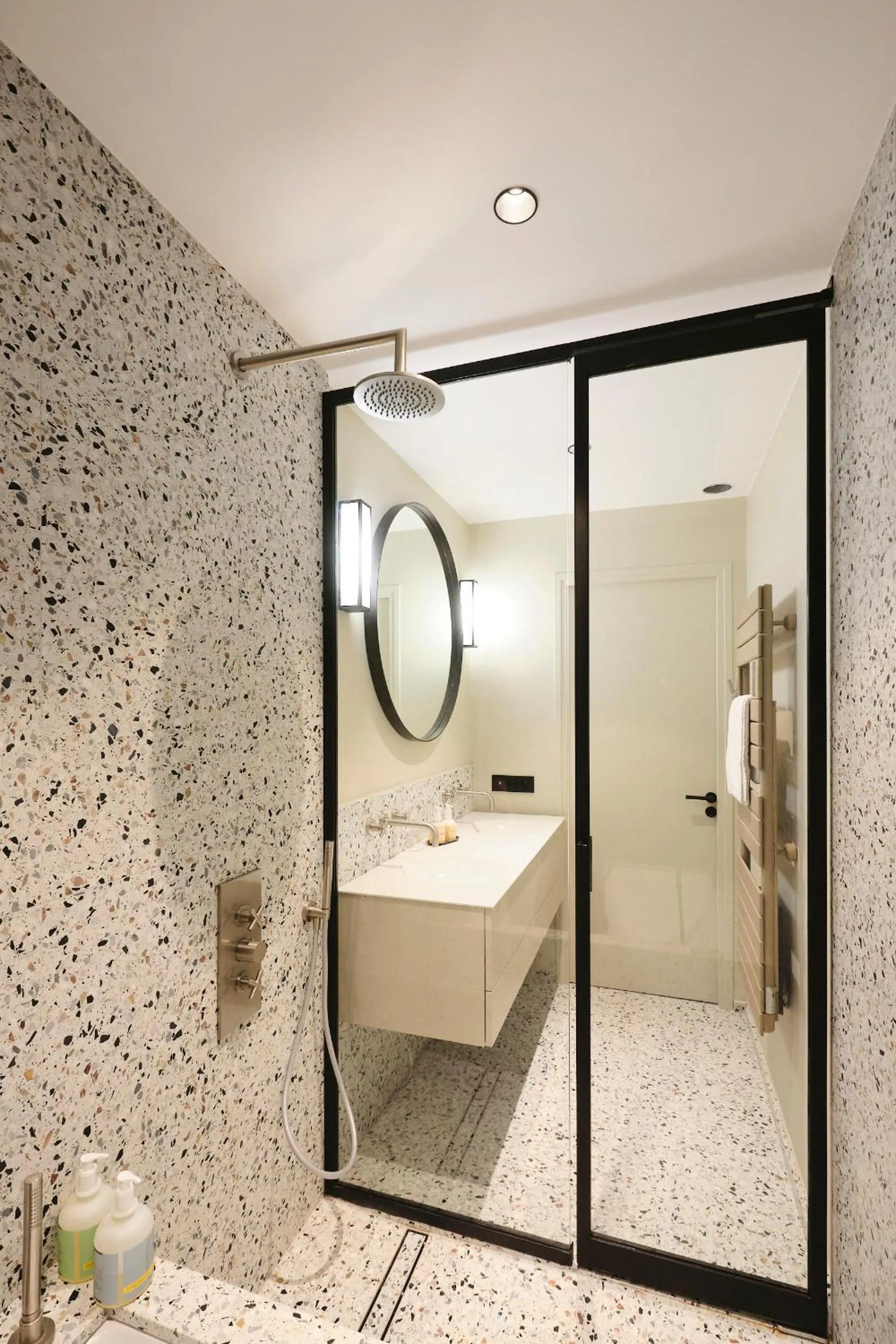 Shower in Maison Heym Bordeaux