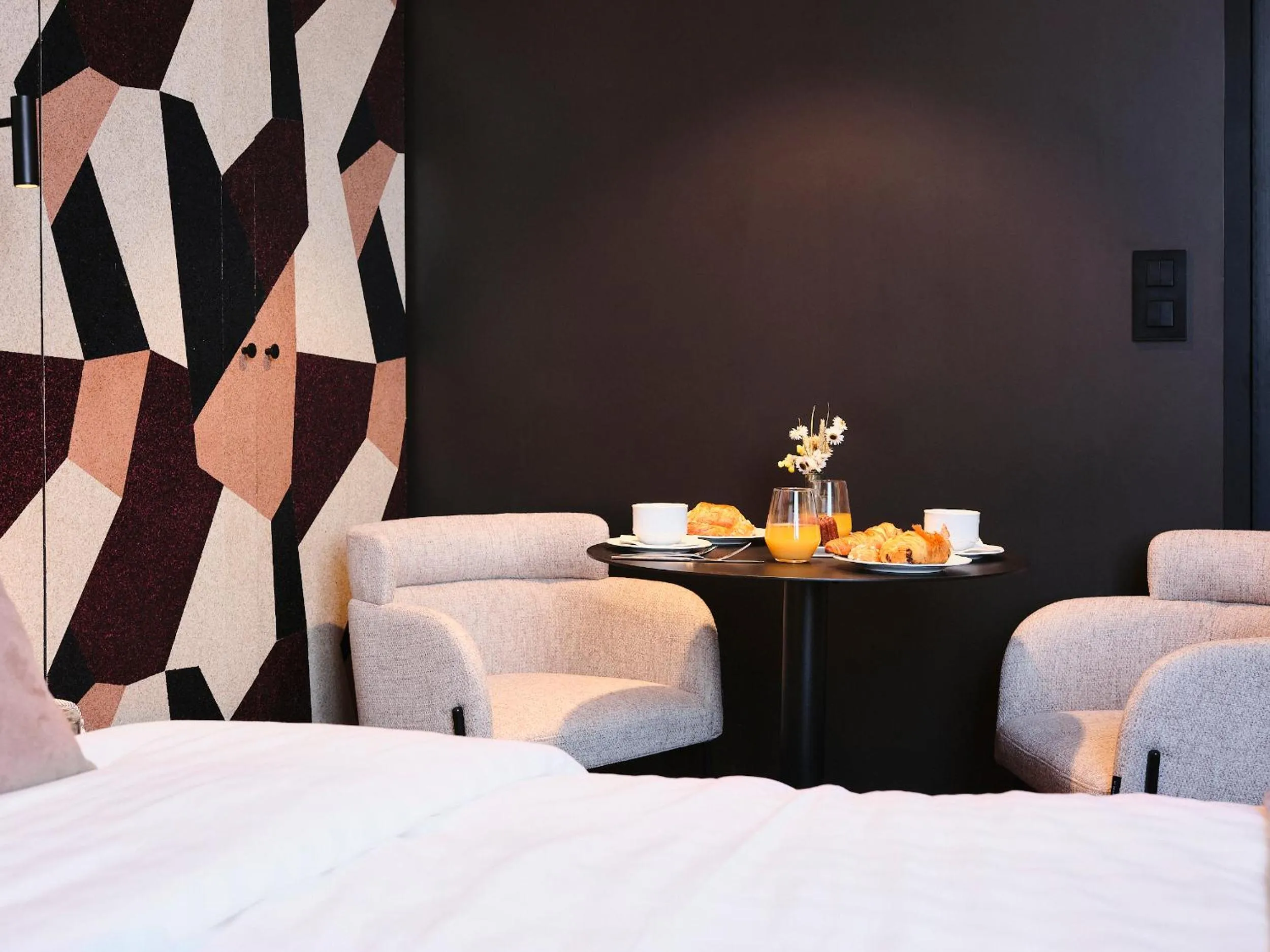 Seating area in Maison Heym Bordeaux