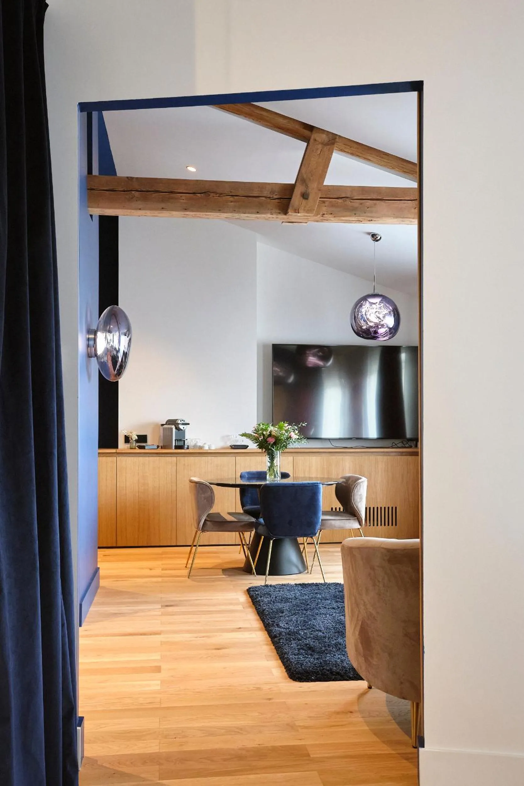 Seating area in Maison Heym Bordeaux