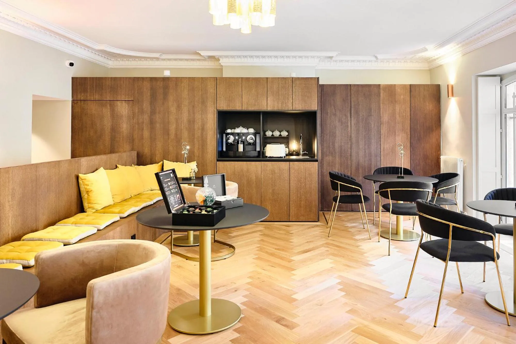 Seating area in Maison Heym Bordeaux