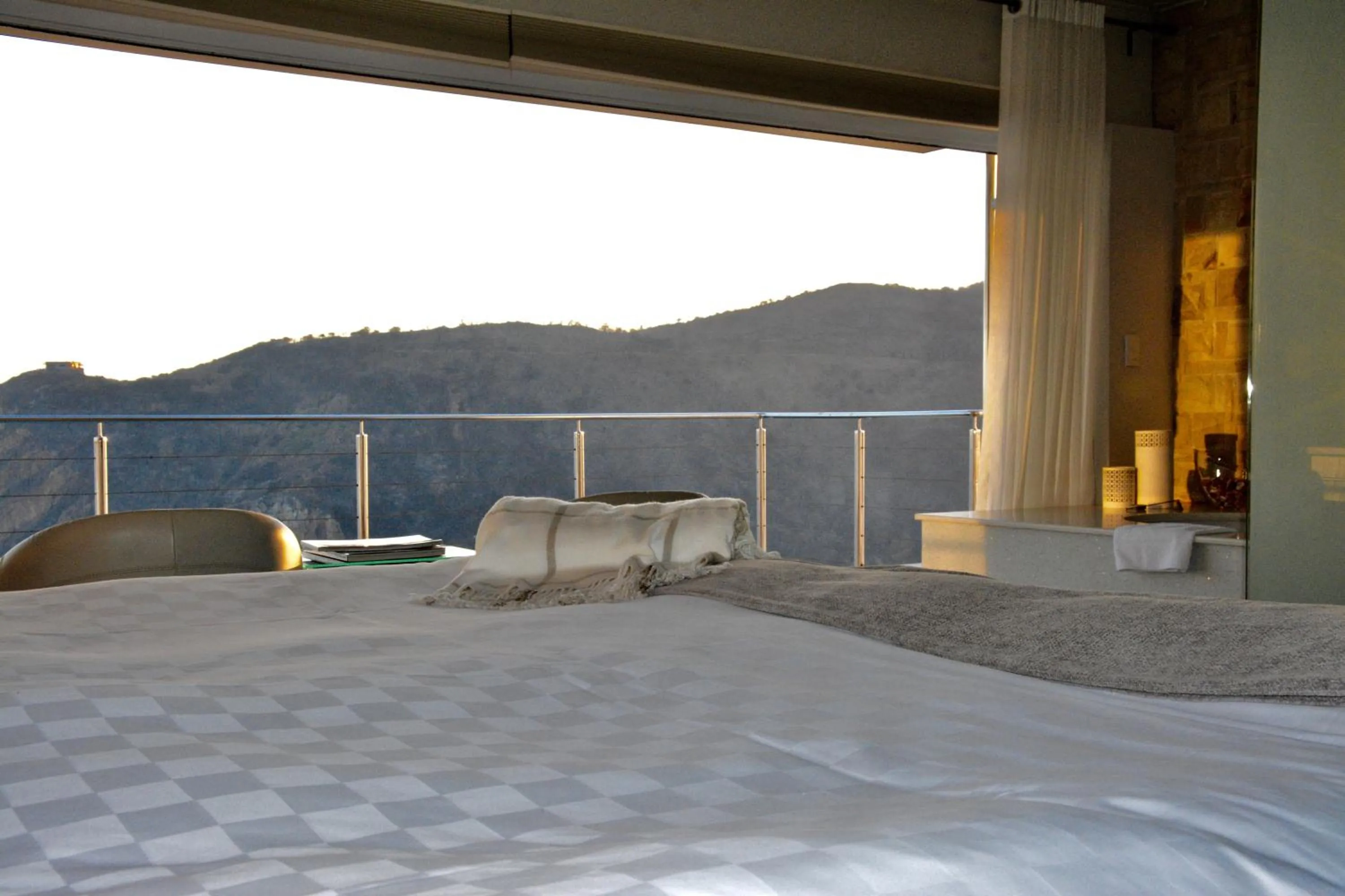 Bathroom, Bed in Head over Hills