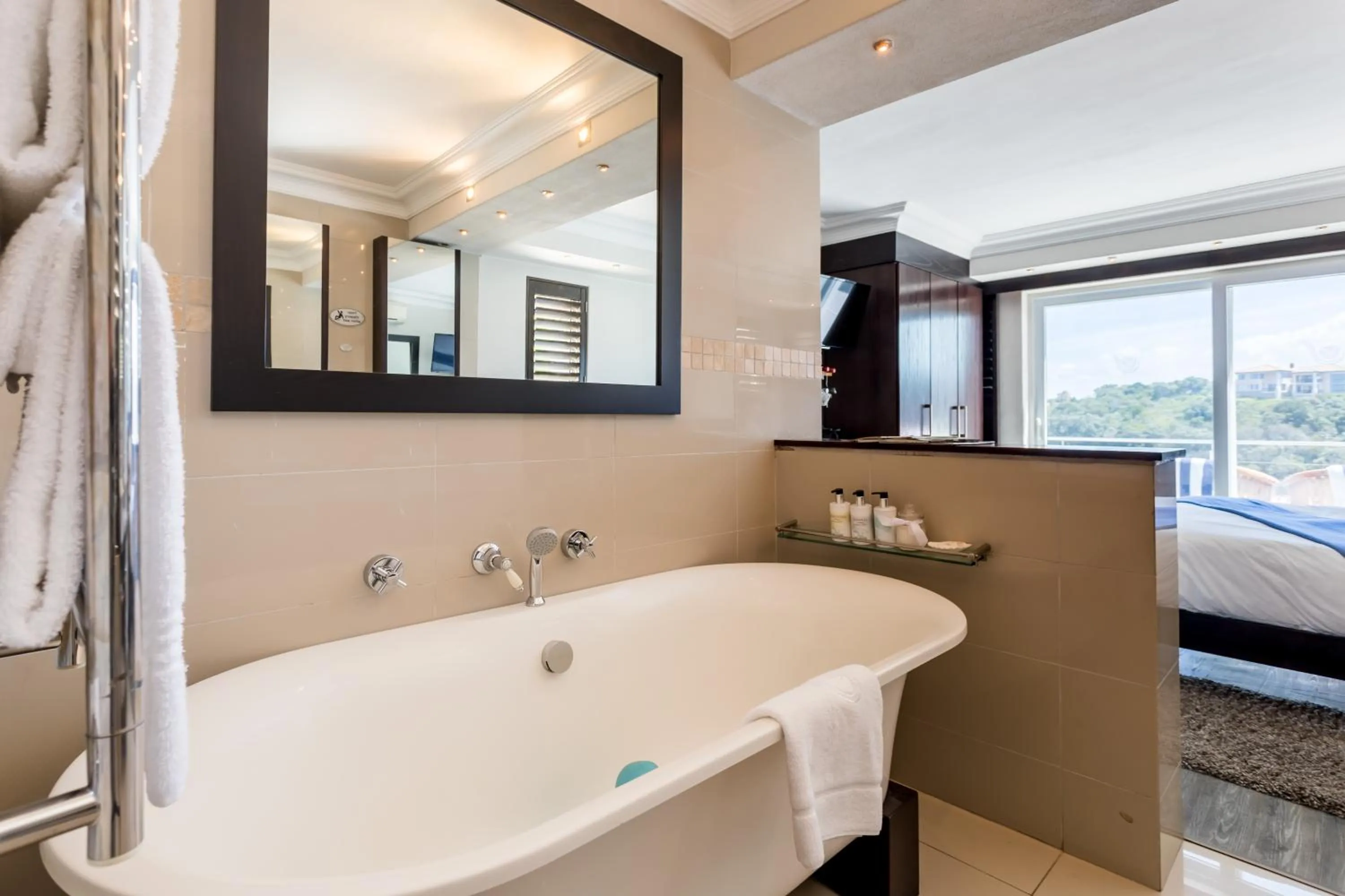 Bathroom, Bed in Head over Hills