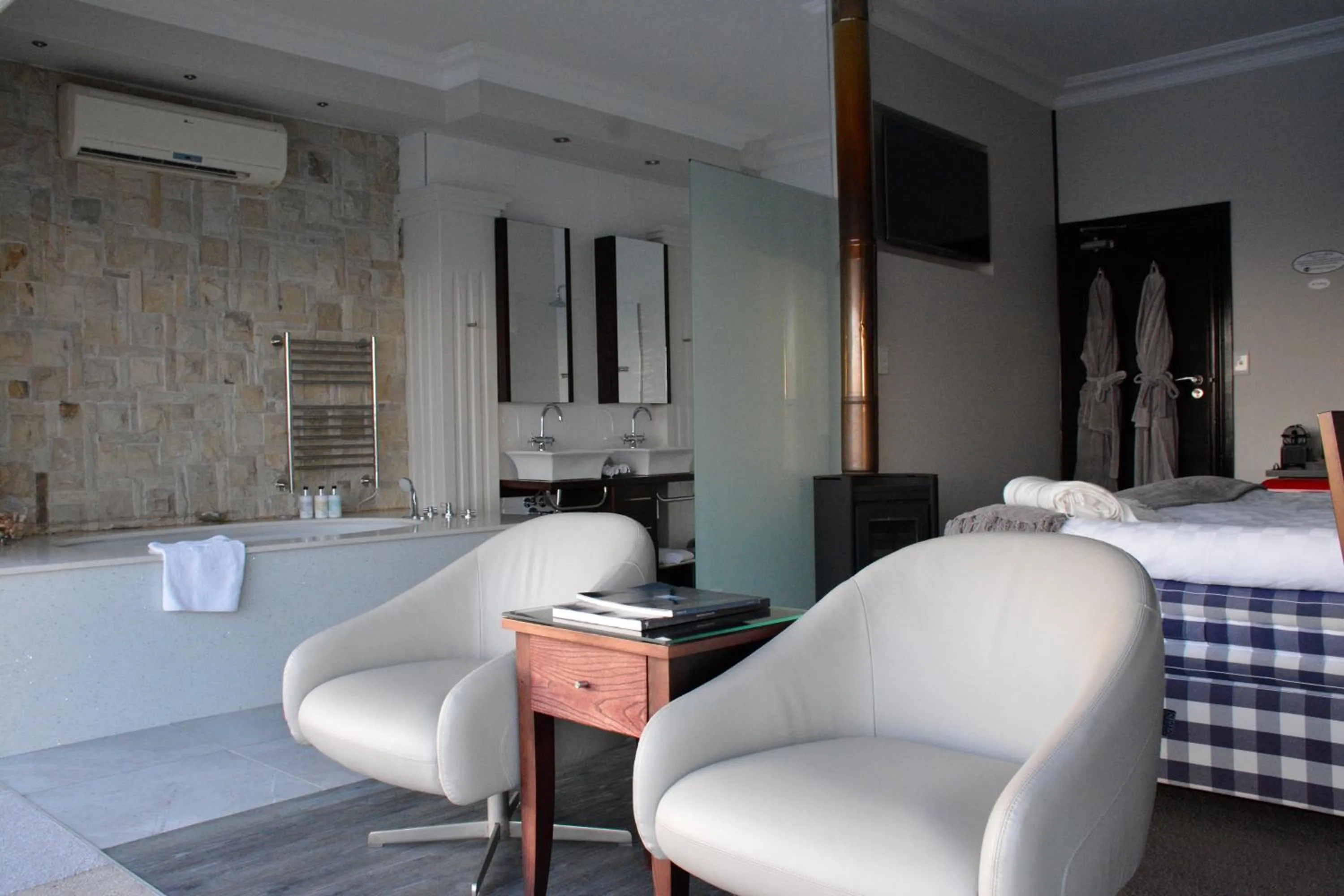 Bathroom, Bed in Head over Hills