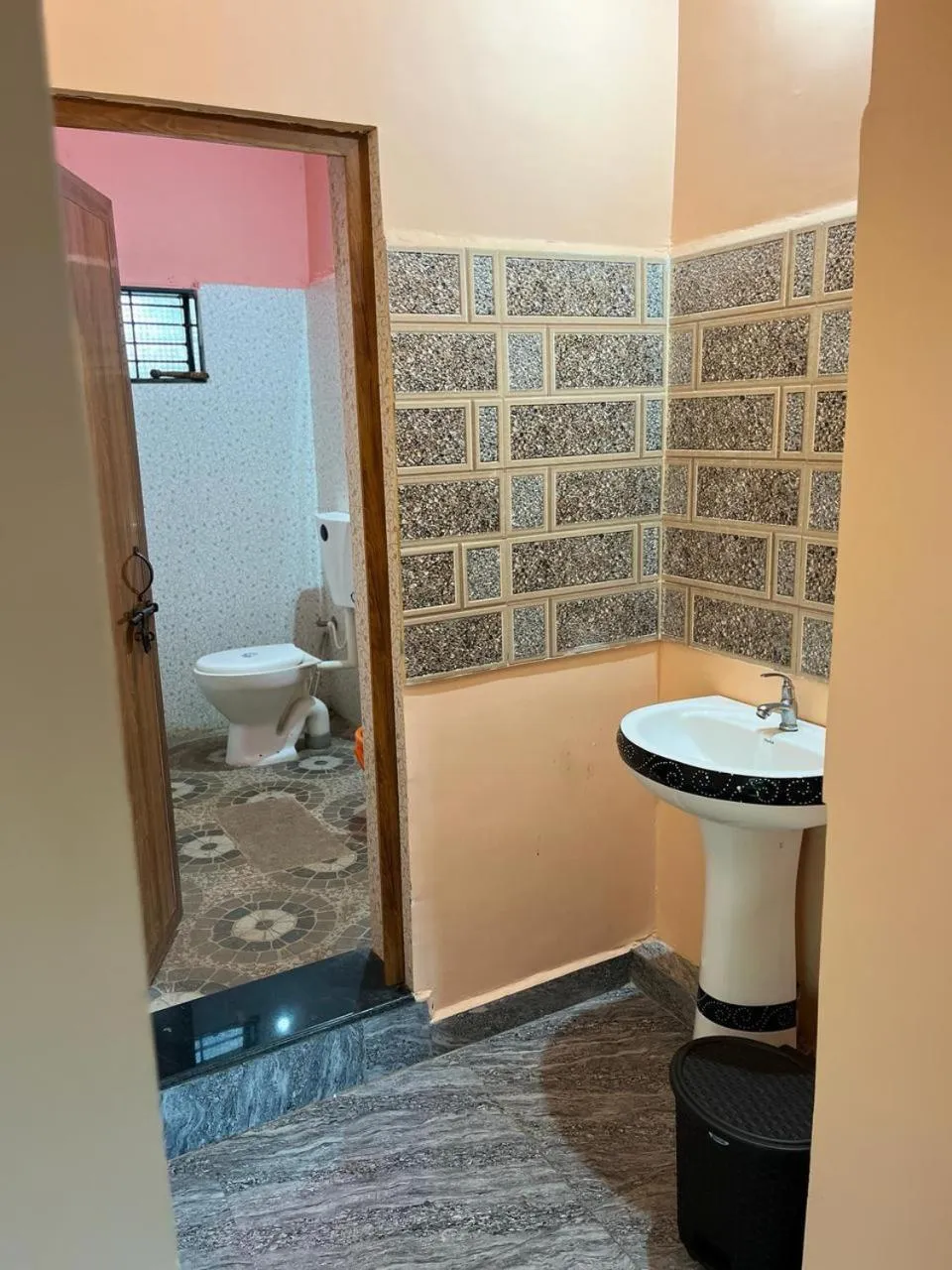 Shower in HostelVK Gokarna