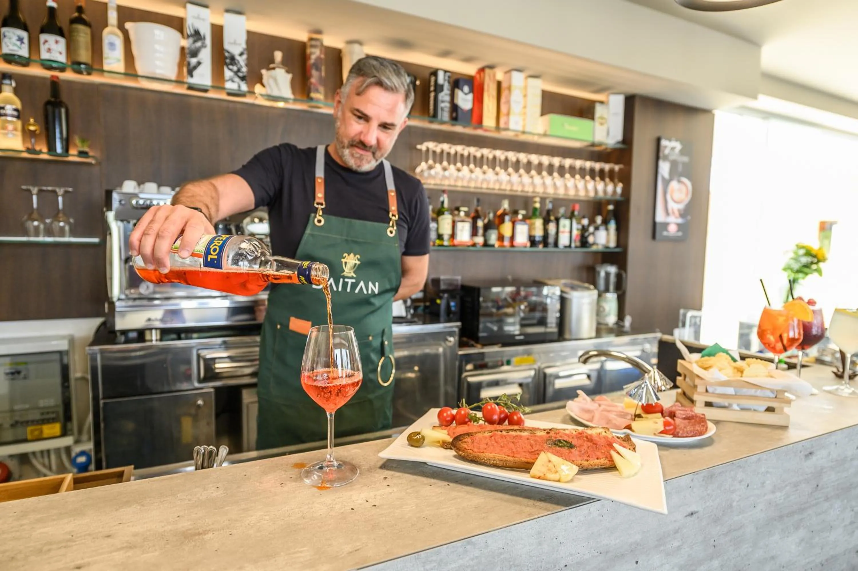 Restaurant/places to eat in Baitan Hotel