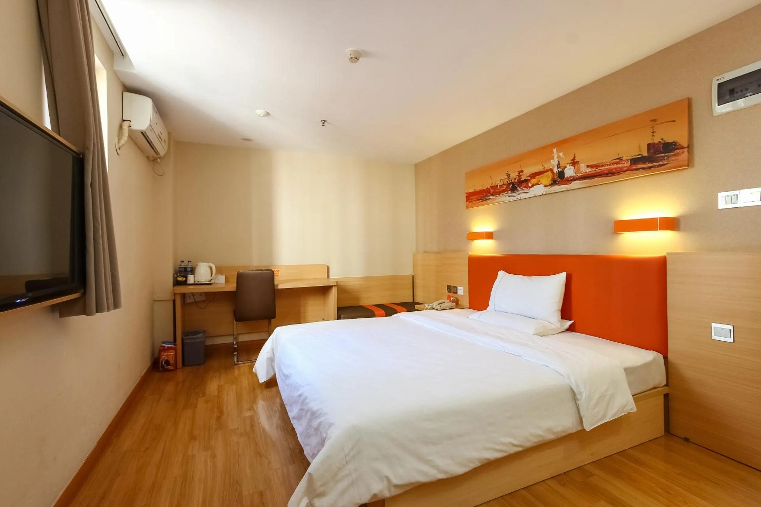 Photo of the whole room, Bed in 7Days Premium Guangzhou Tianhe Shipaiqiao