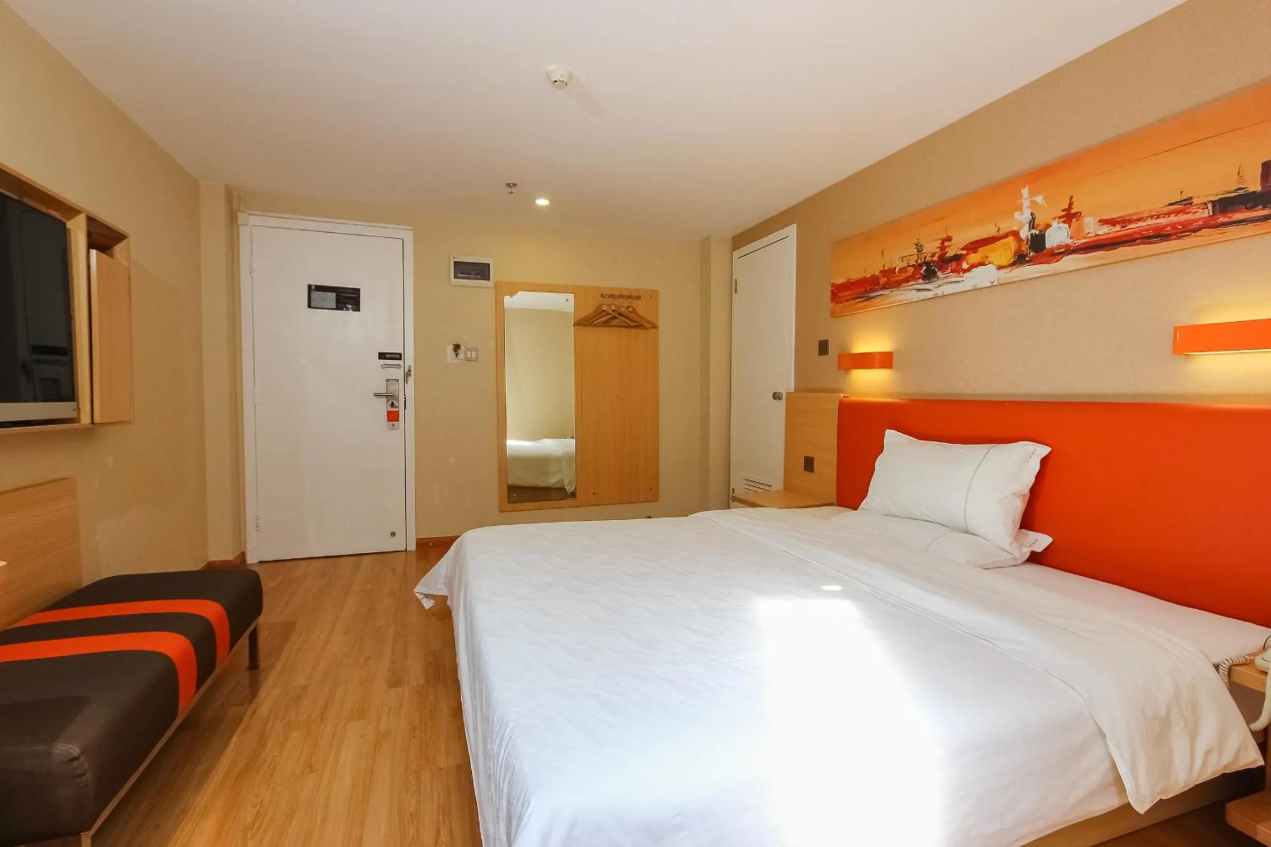 Photo of the whole room, Bed in 7Days Premium Guangzhou Tianhe Shipaiqiao
