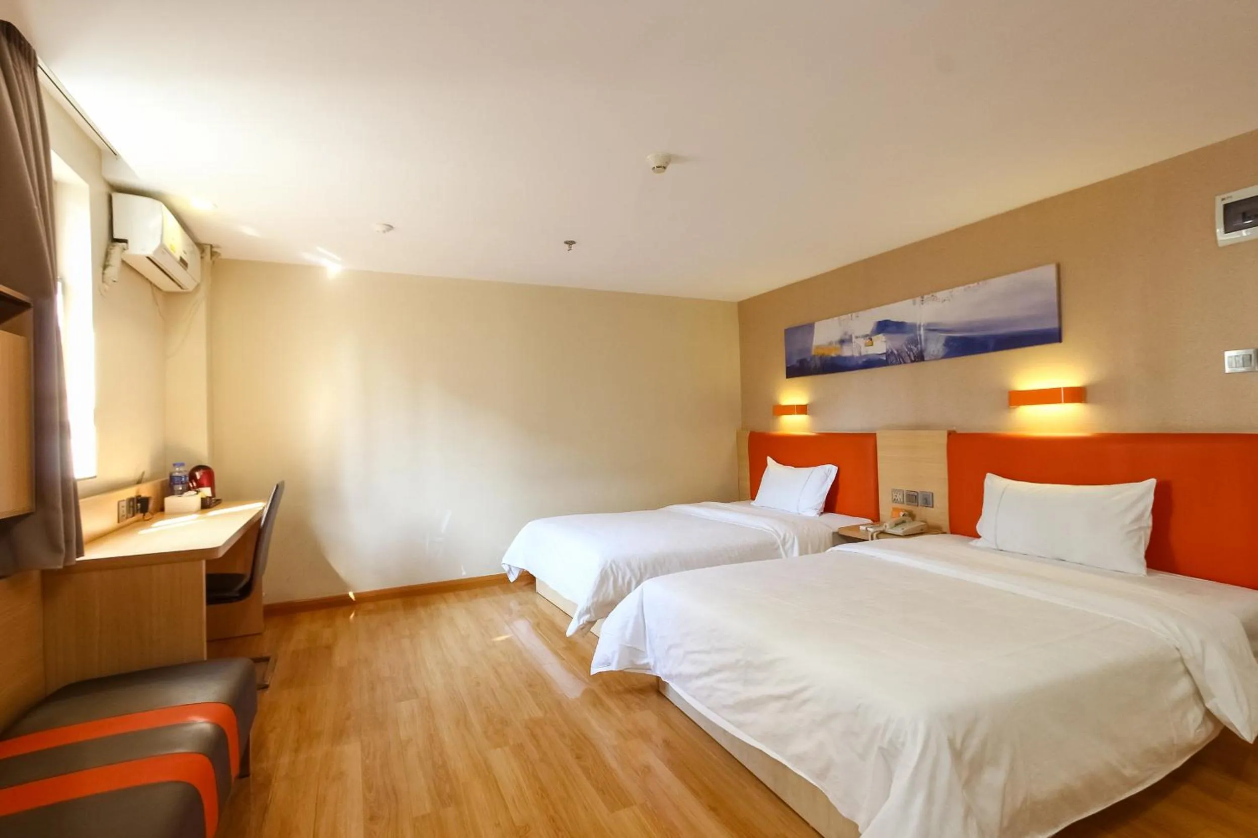 Photo of the whole room, Bed in 7Days Premium Guangzhou Tianhe Shipaiqiao