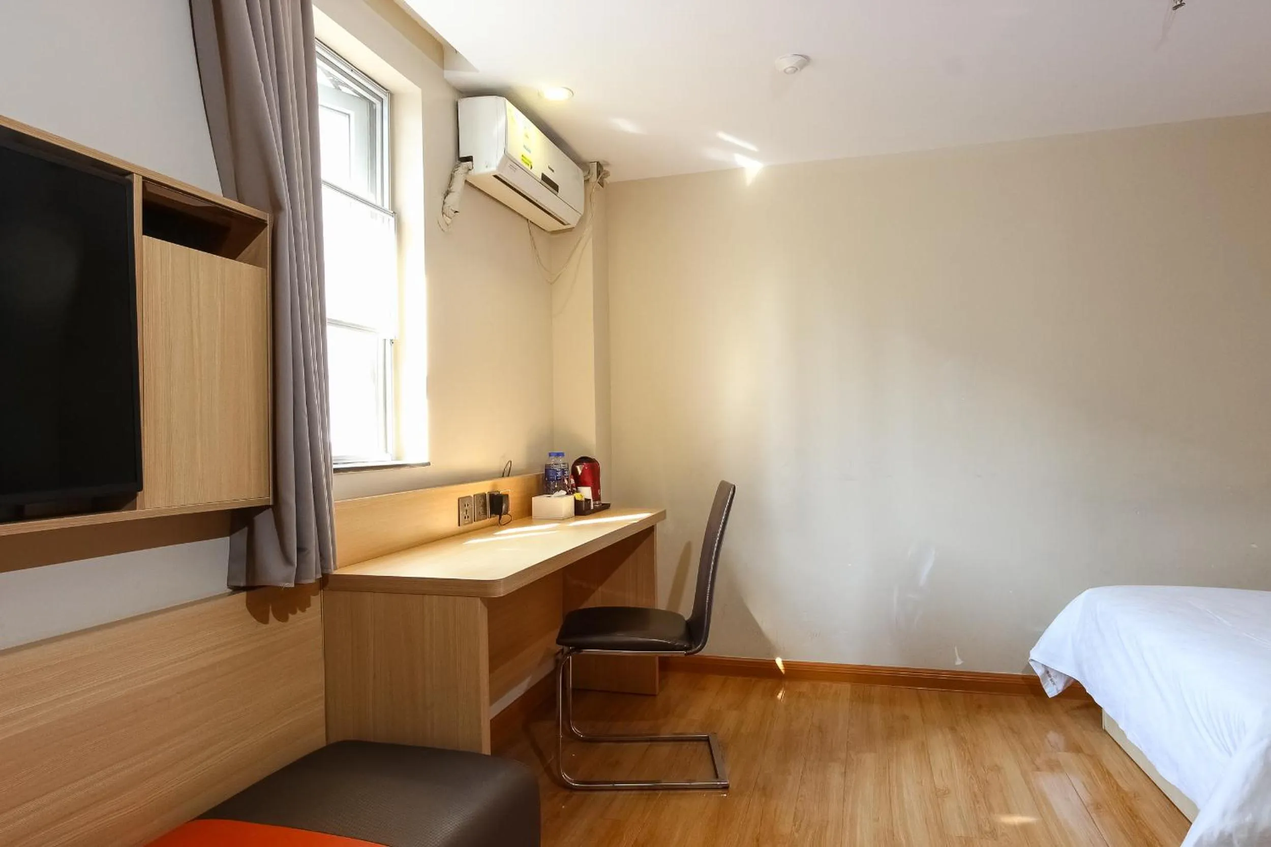 Decorative detail, Bed in 7Days Premium Guangzhou Tianhe Shipaiqiao