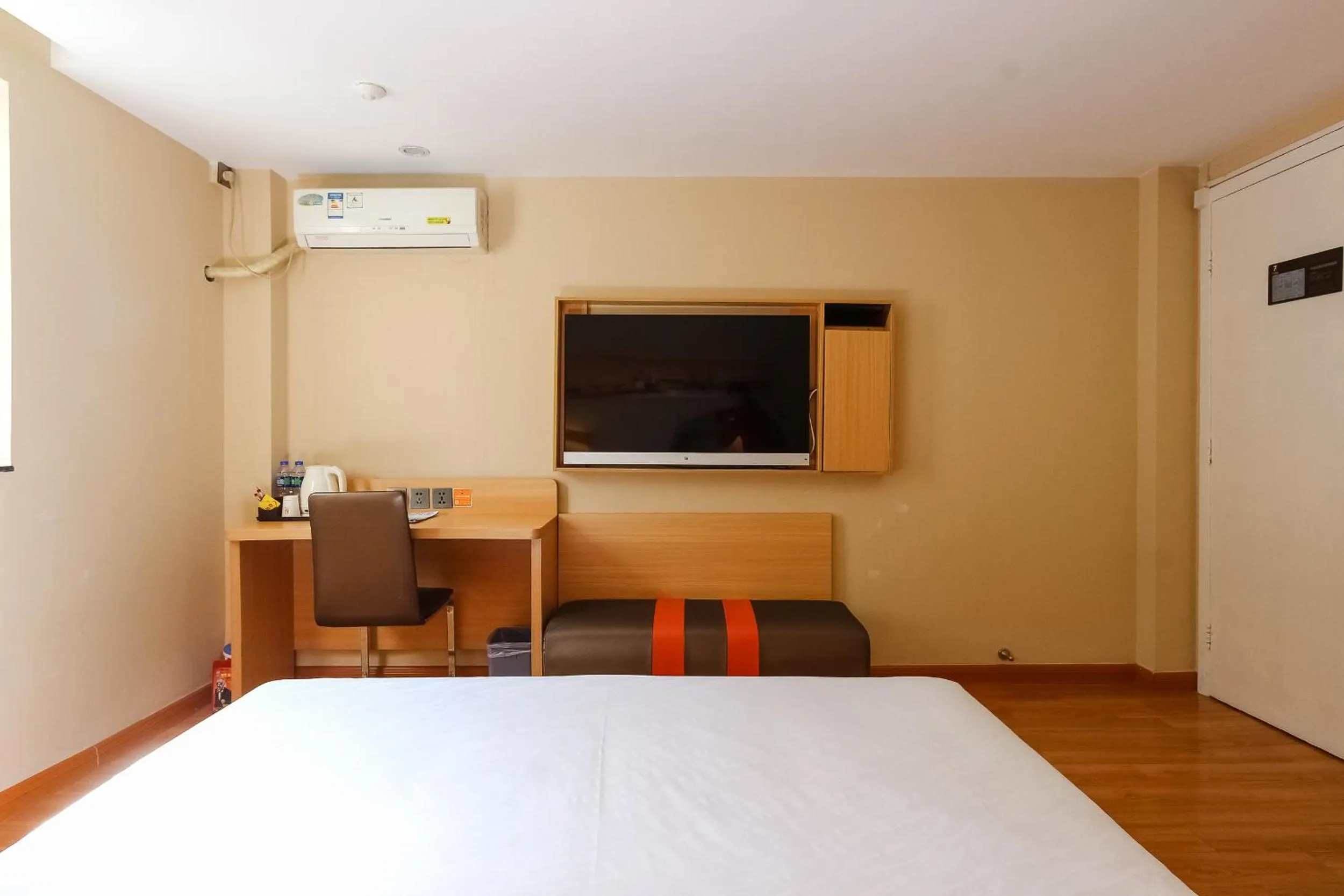 Decorative detail, Bed in 7Days Premium Guangzhou Tianhe Shipaiqiao