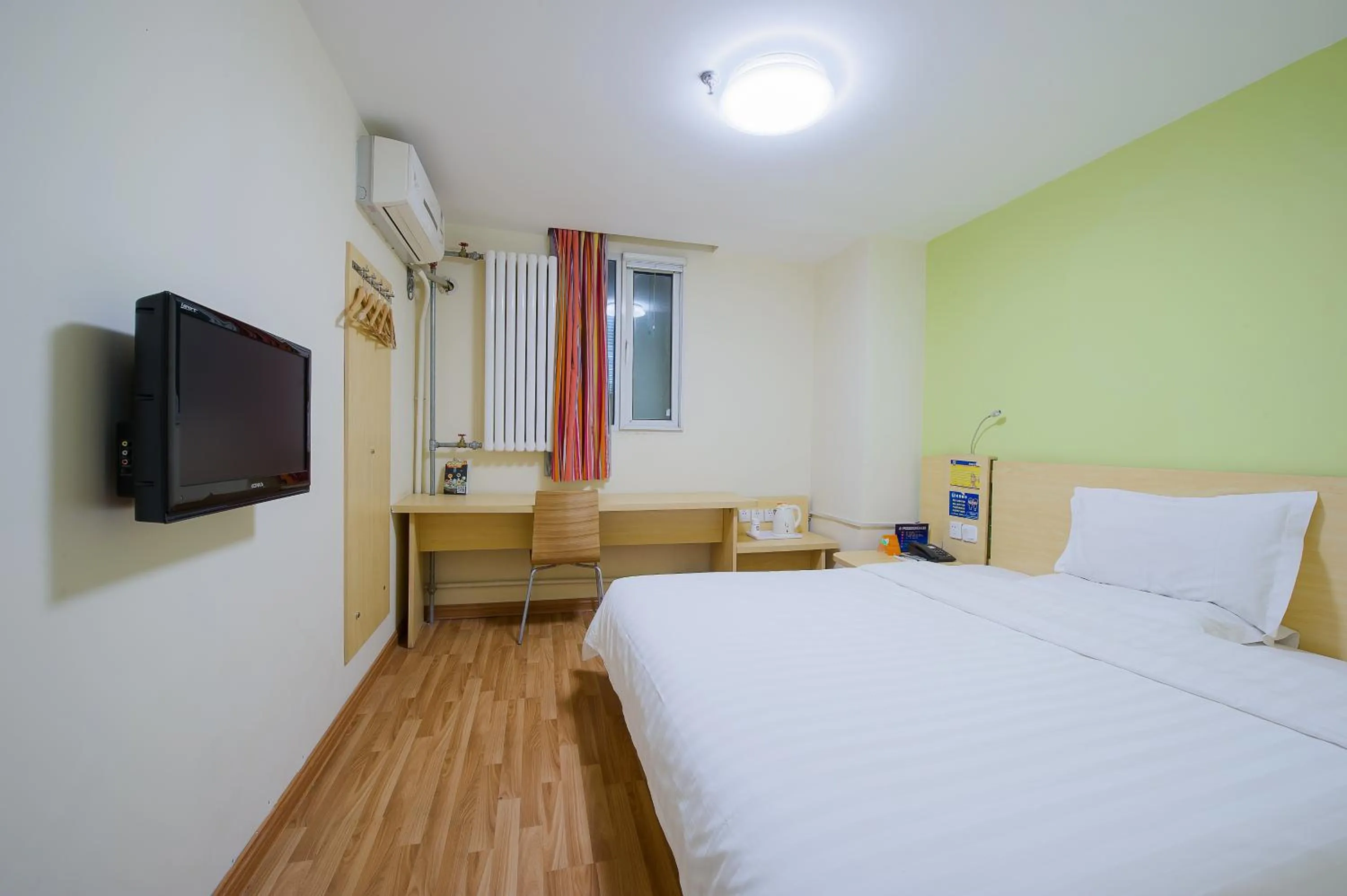 Photo of the whole room, Bed in 7Days Premium Guangzhou Tianhe Shipaiqiao