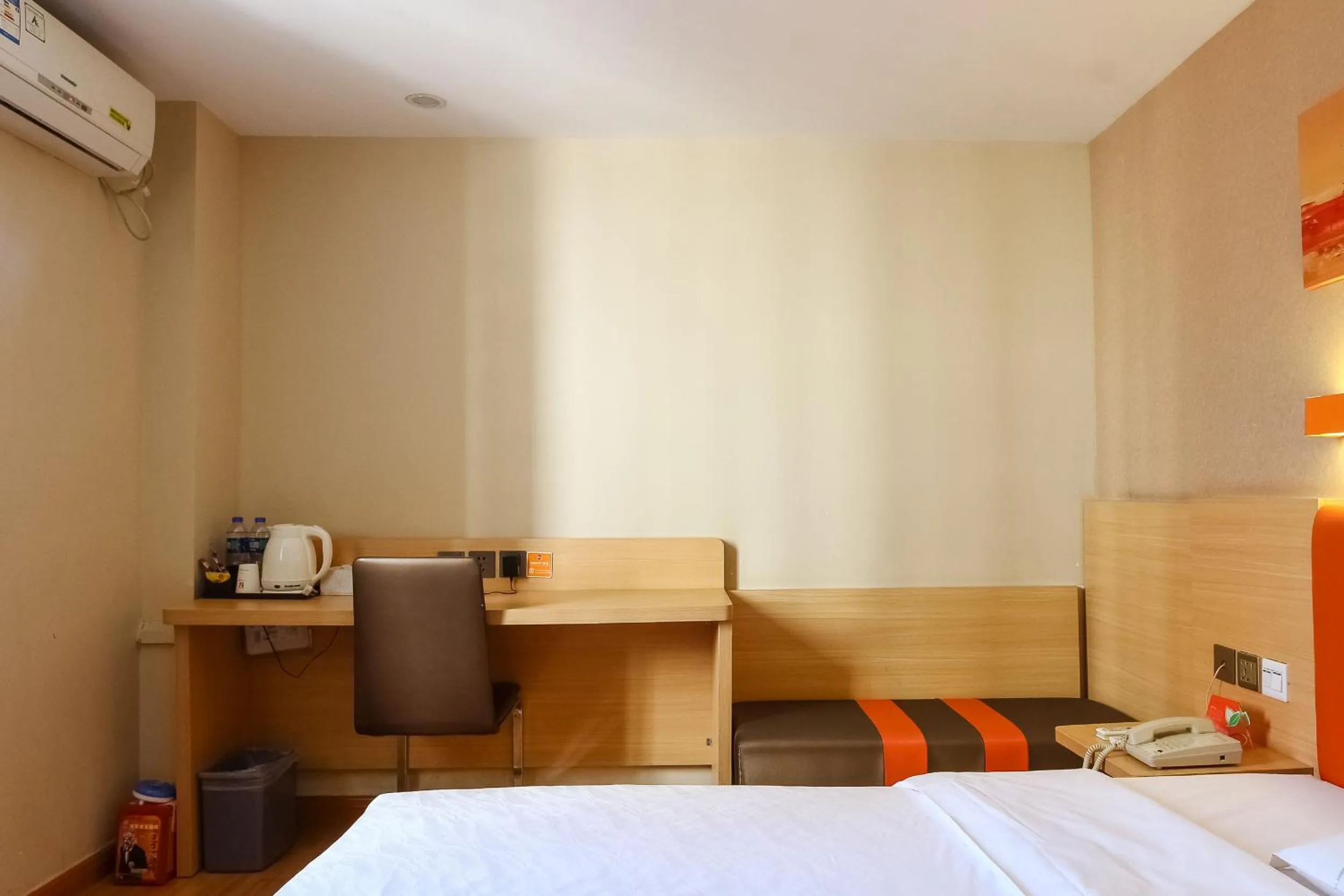 Decorative detail, Bed in 7Days Premium Guangzhou Tianhe Shipaiqiao