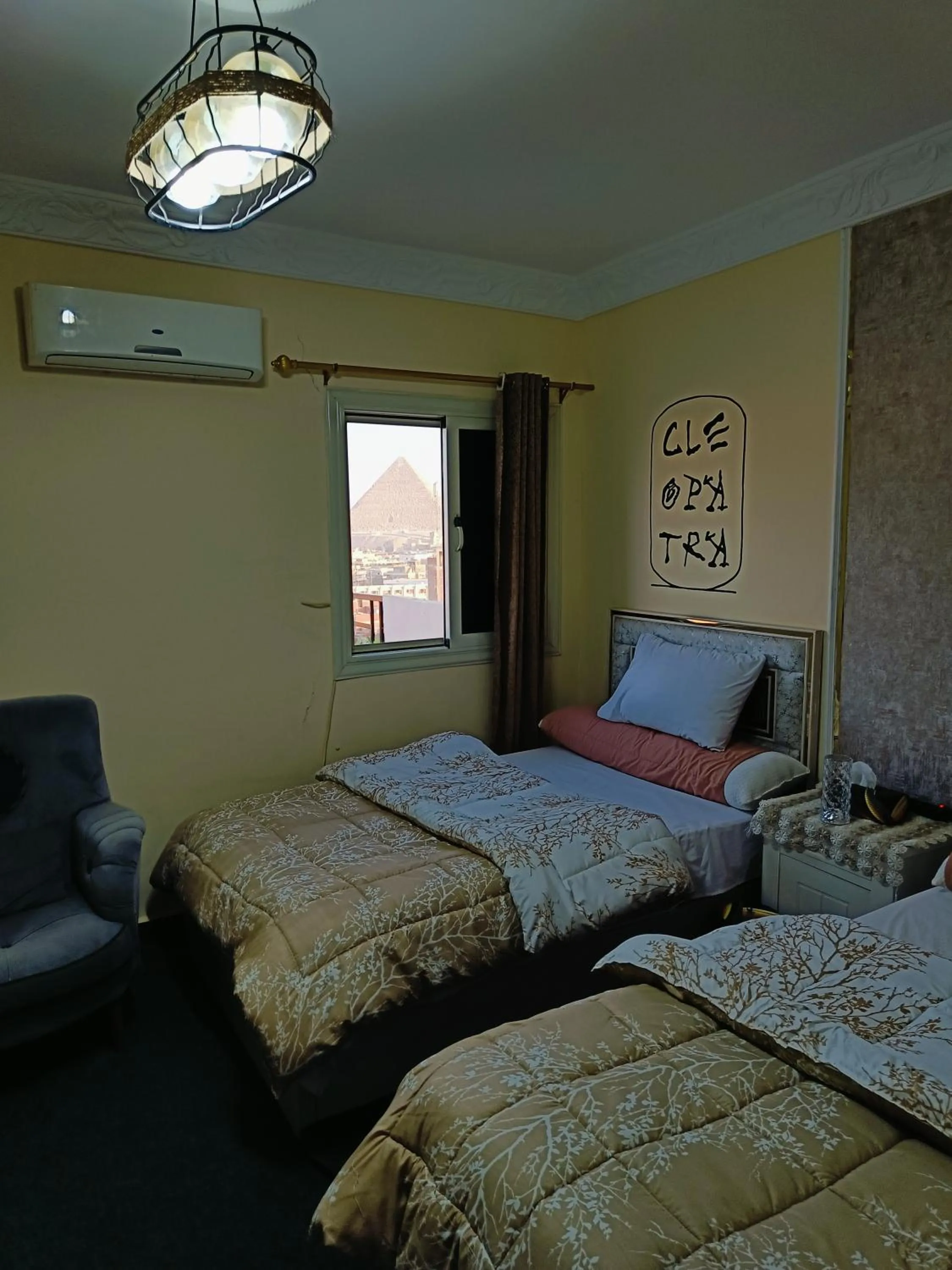 Bed in Sneferu Pyramids inn - Full Pyramids View