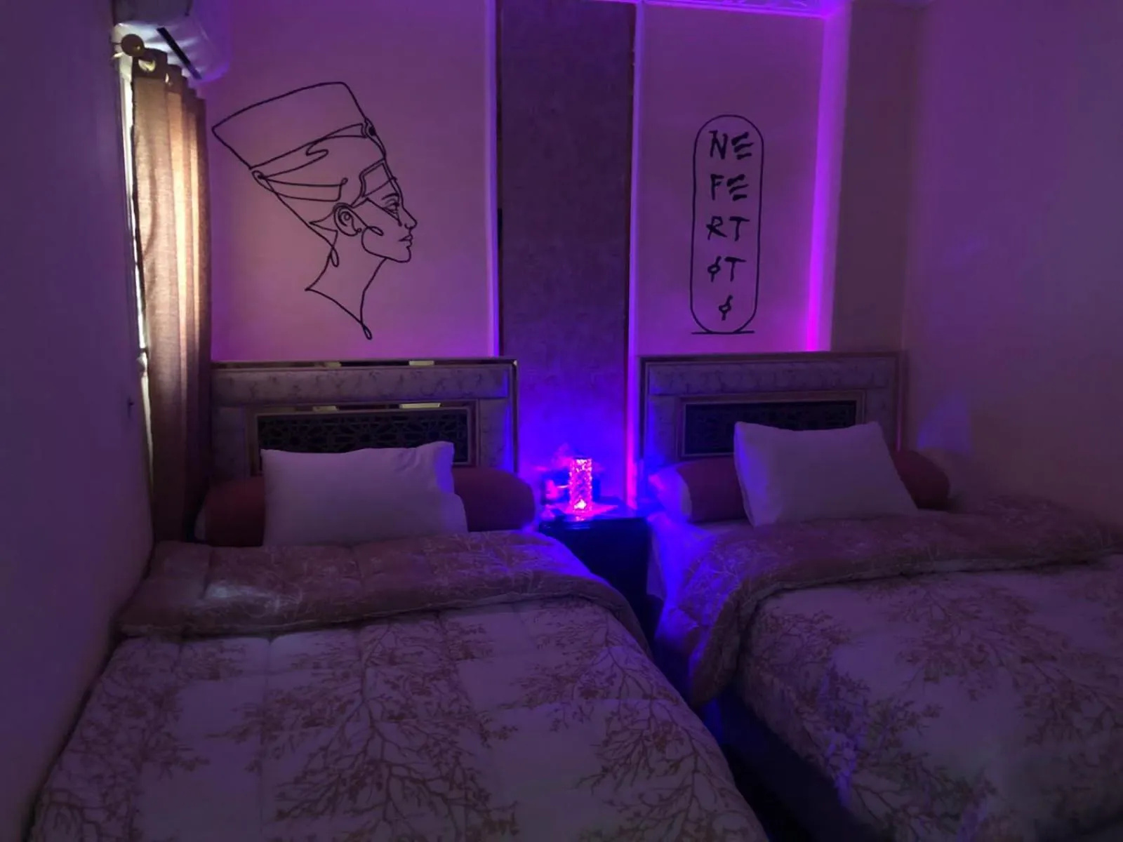 Bed in Sneferu Pyramids inn - Full Pyramids View