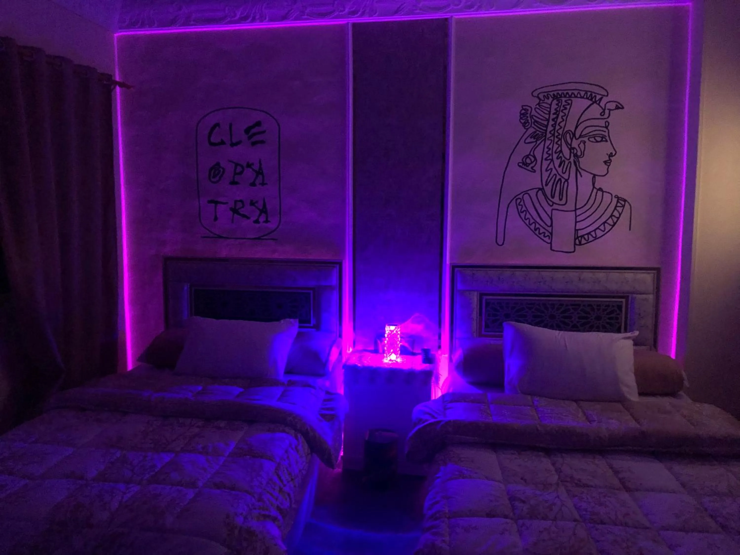 Bed in Sneferu Pyramids inn - Full Pyramids View