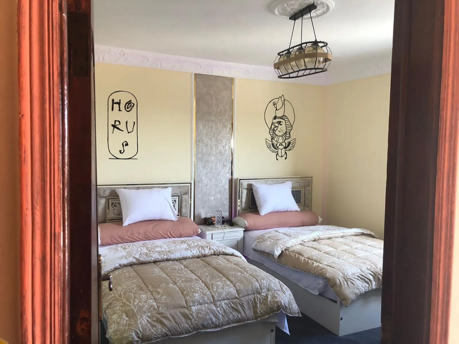 Bed in Sneferu Pyramids inn - Full Pyramids View