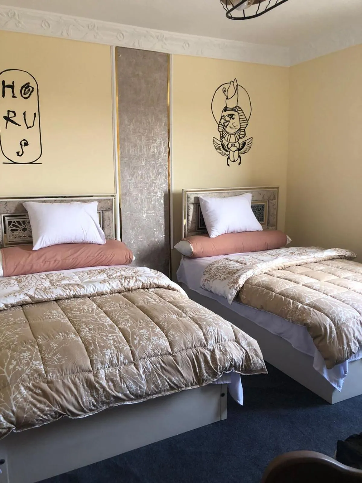 Bed in Sneferu Pyramids inn - Full Pyramids View