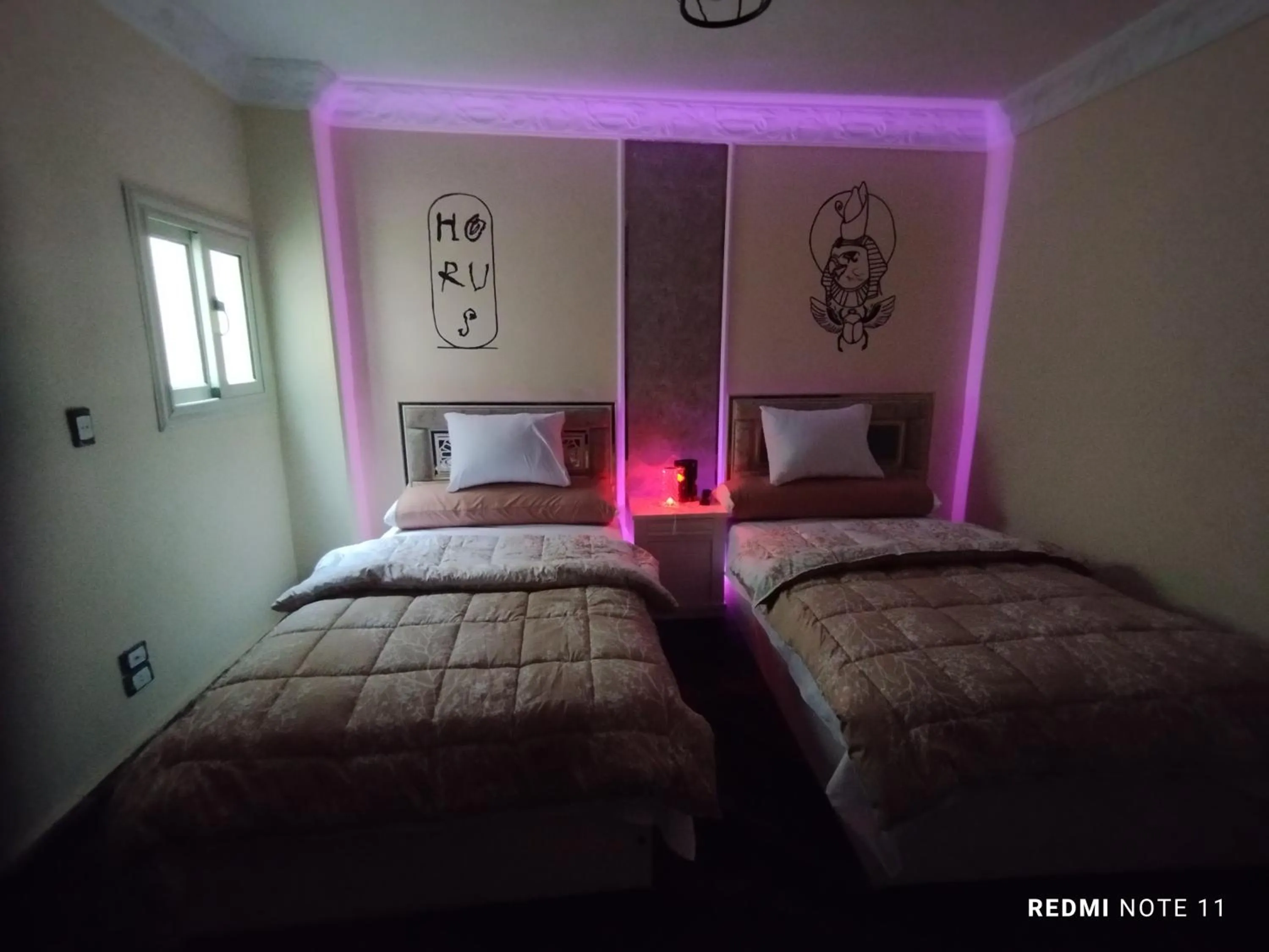 Bed in Sneferu Pyramids inn - Full Pyramids View