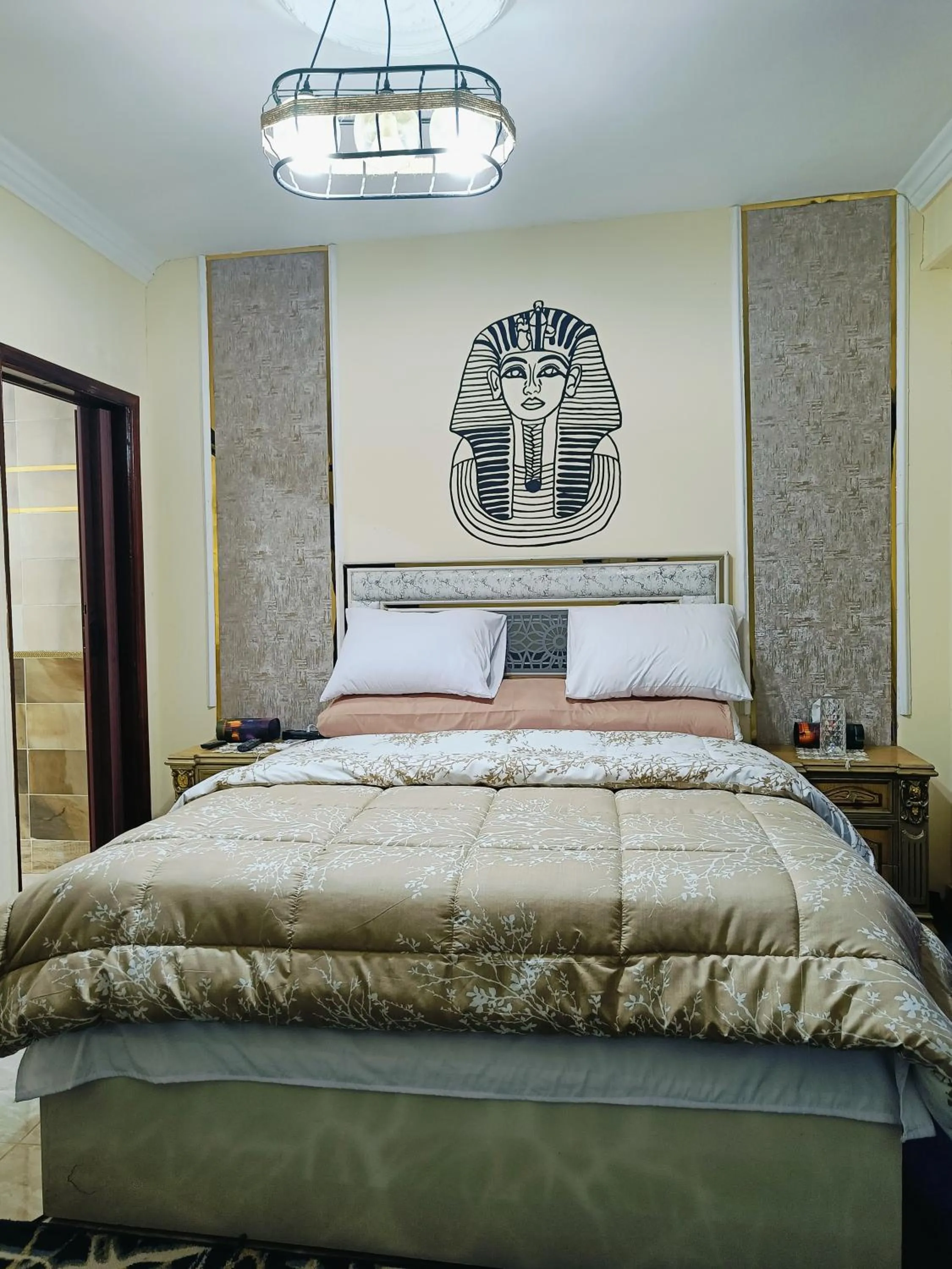 Bed in Sneferu Pyramids inn - Full Pyramids View