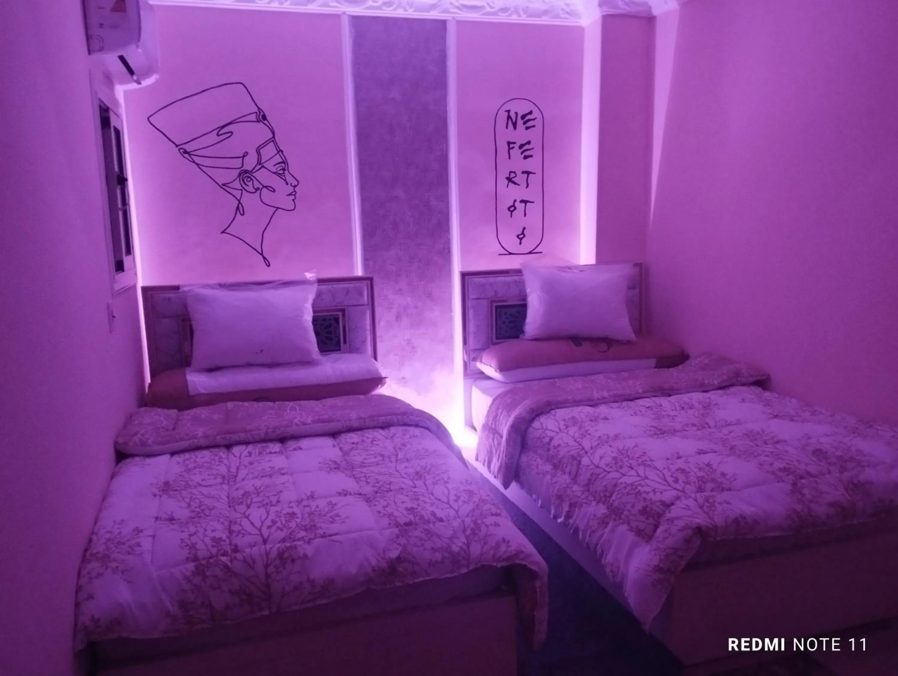 Bed in Sneferu Pyramids inn - Full Pyramids View